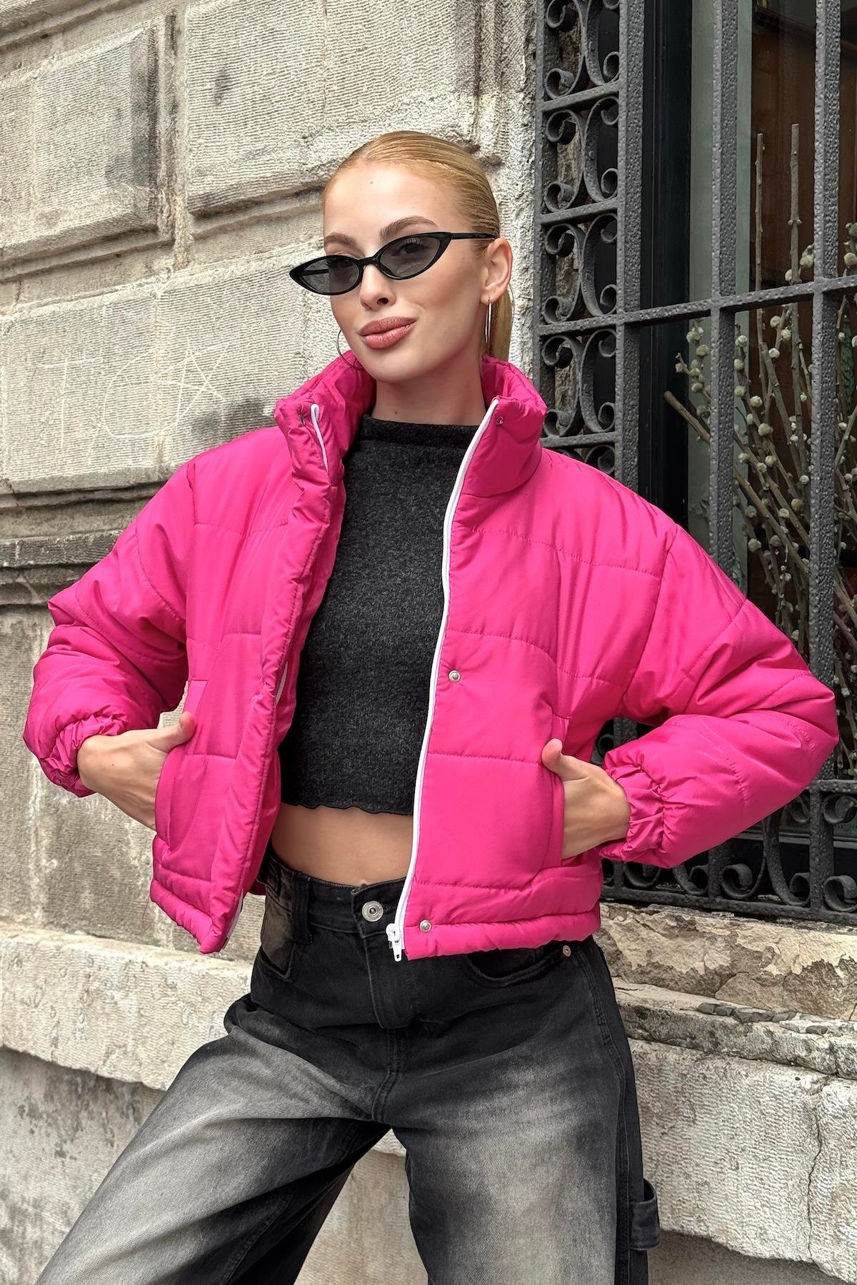 وردي معطف قصير قابل للنفخ بياقة قصيرة بياقة قصيرة مع سحاب قابل للنفخ بسحاب قابل للإغلاق