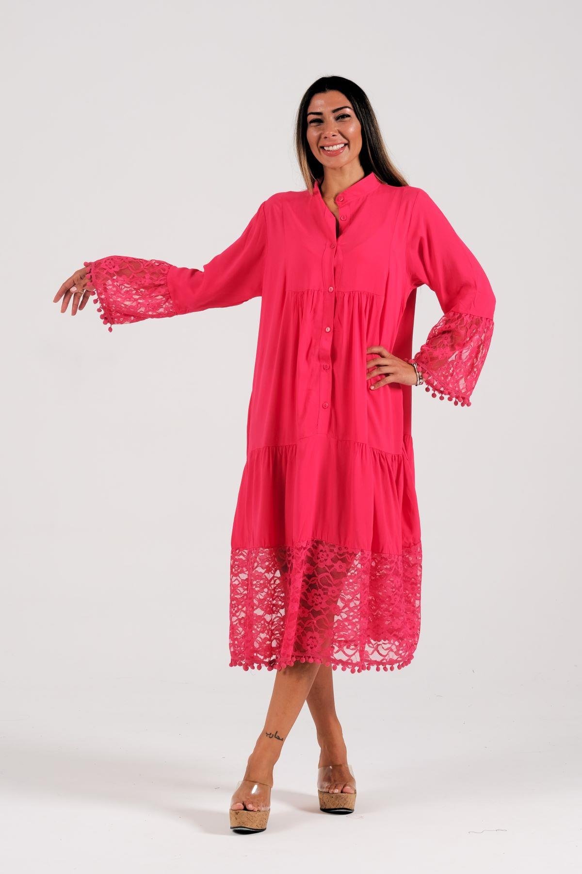 Pembe Önden Düğmeli Kolları ve Eteği Dantelli Ponponlu Midi Elbise