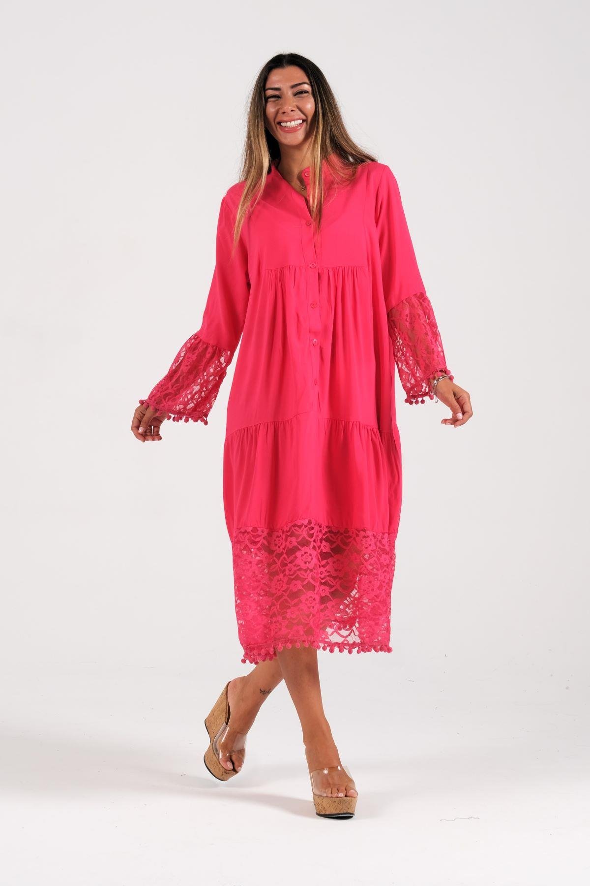 Pembe Önden Düğmeli Kolları ve Eteği Dantelli Ponponlu Midi Elbise