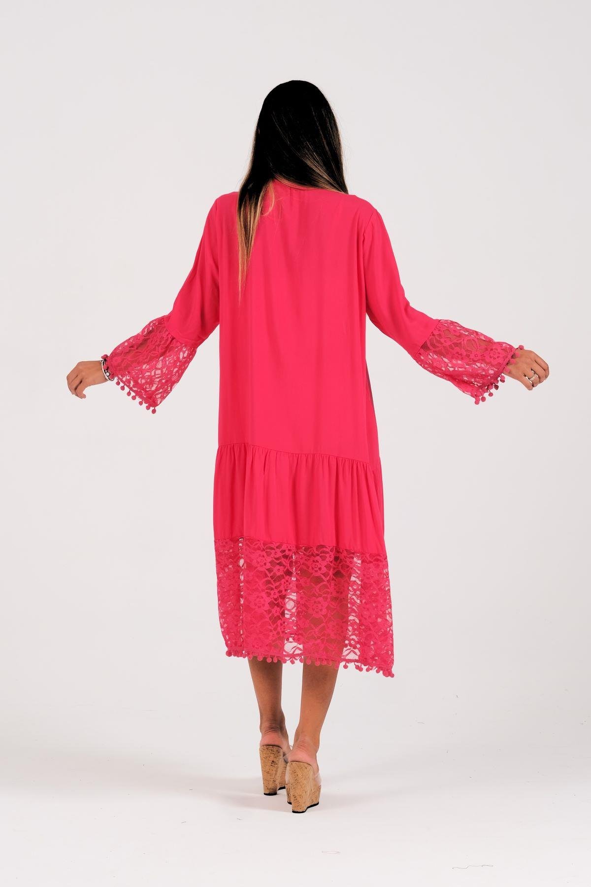 Pembe Önden Düğmeli Kolları ve Eteği Dantelli Ponponlu Midi Elbise