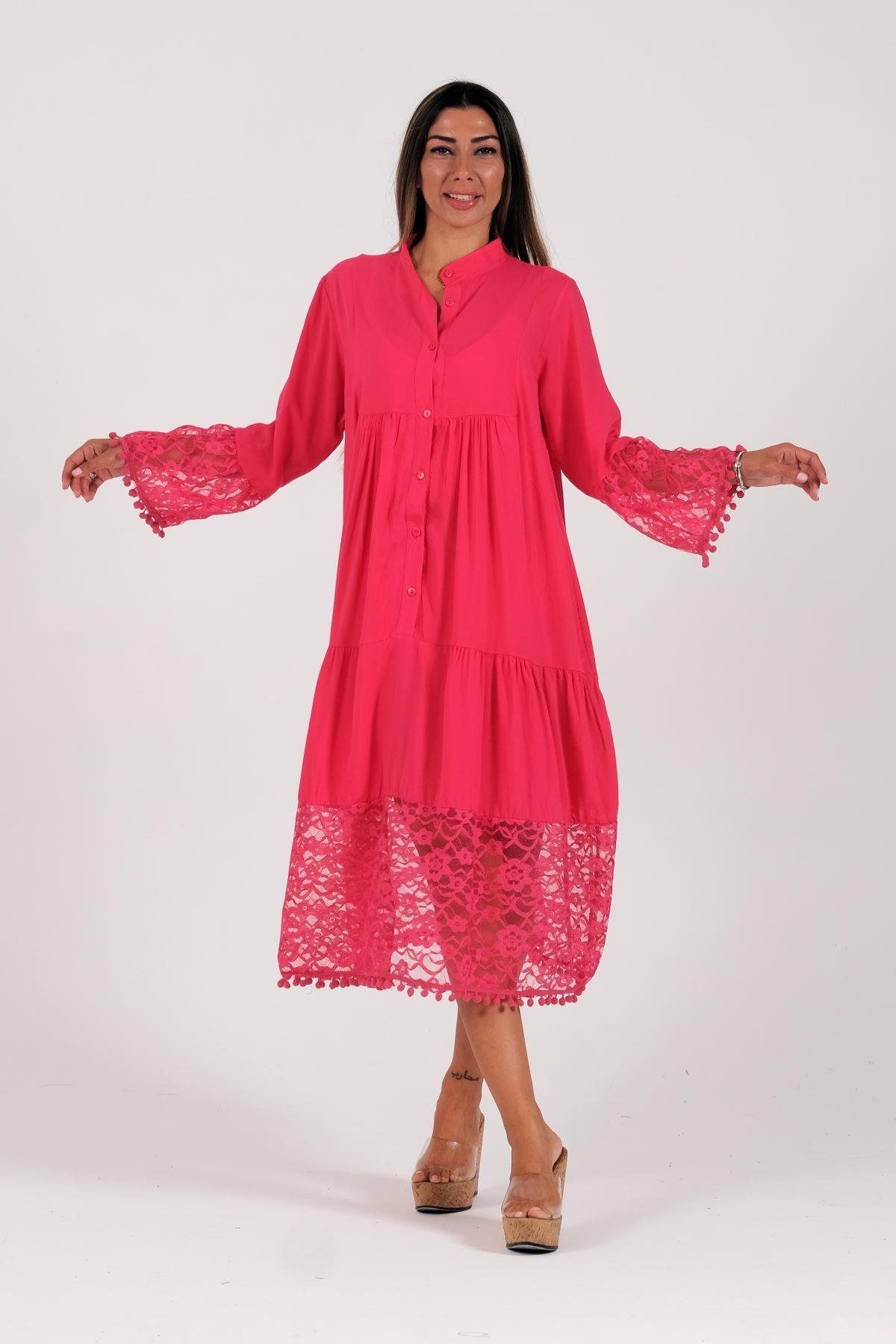 Pembe Önden Düğmeli Kolları ve Eteği Dantelli Ponponlu Midi Elbise