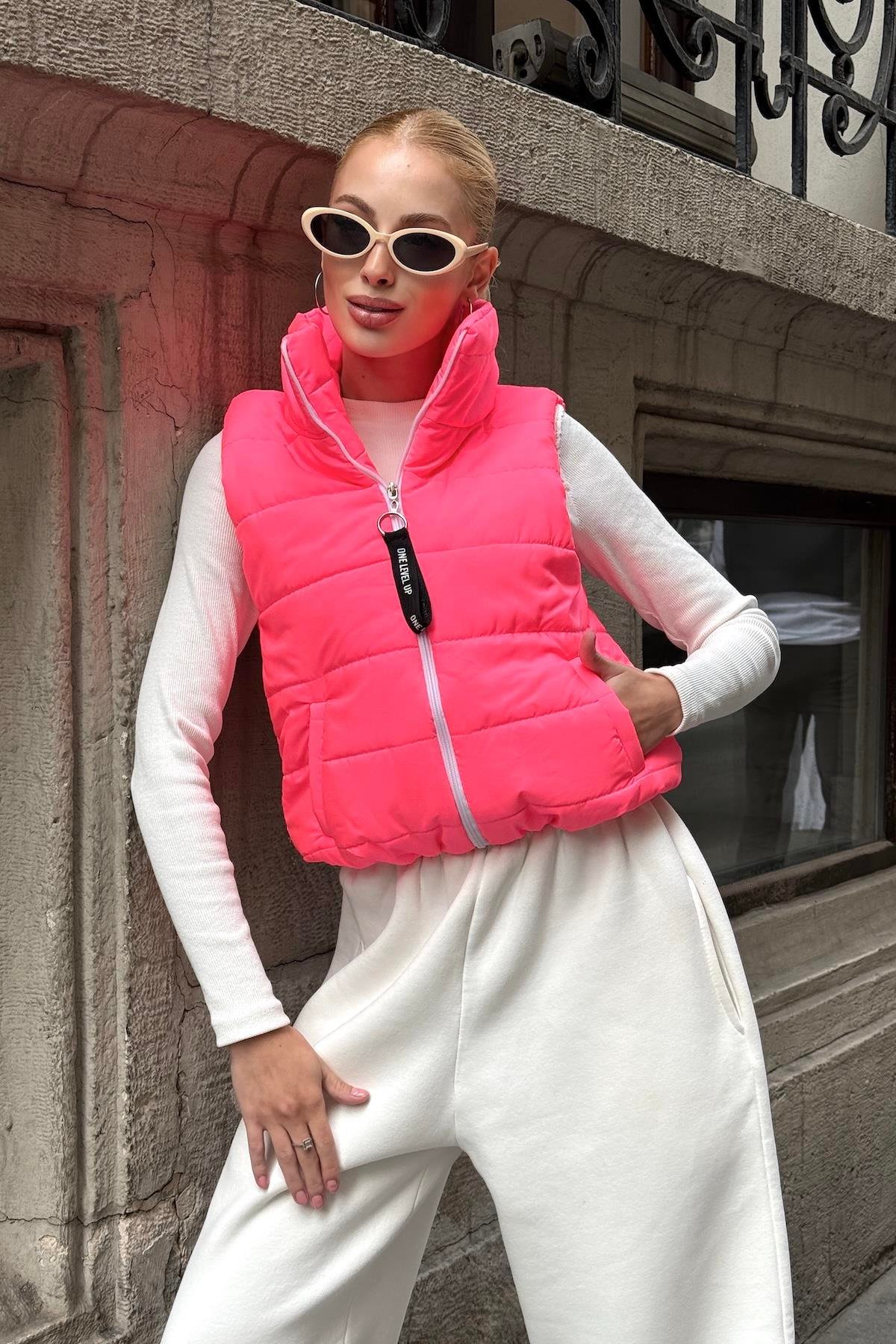 Pembe Sırtı Taş İşlemeli Dik Yaka Kısa Şişme Yelek