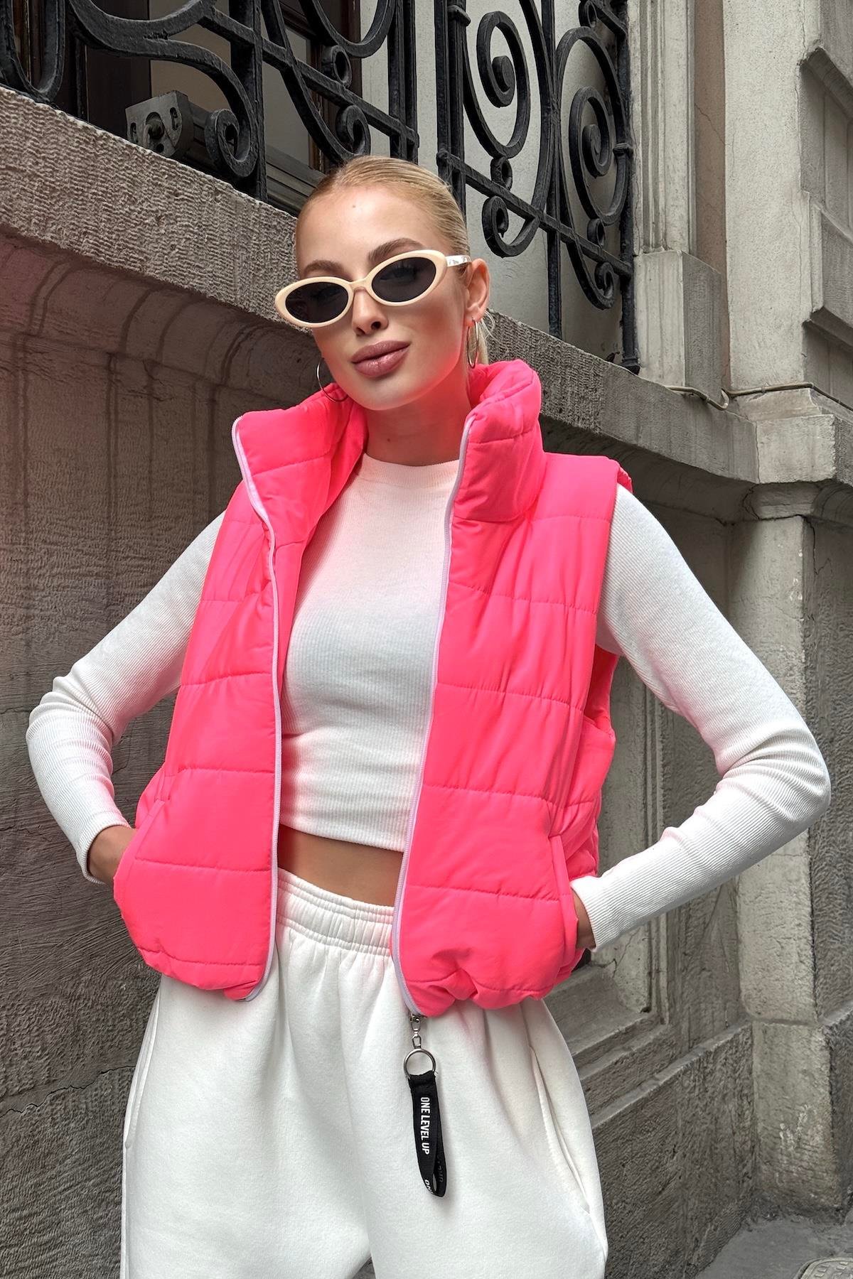 Pembe Sırtı Taş İşlemeli Dik Yaka Kısa Şişme Yelek