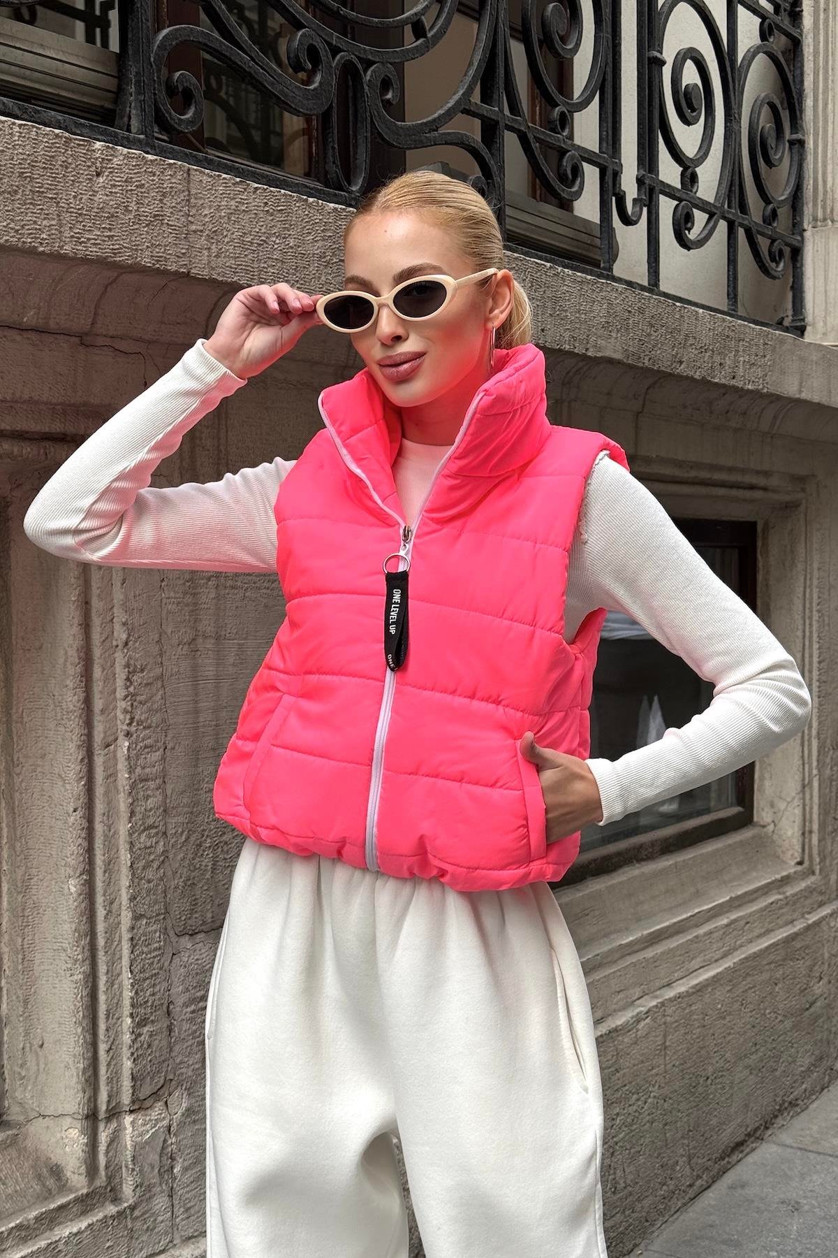 Pembe Sırtı Taş İşlemeli Dik Yaka Kısa Şişme Yelek