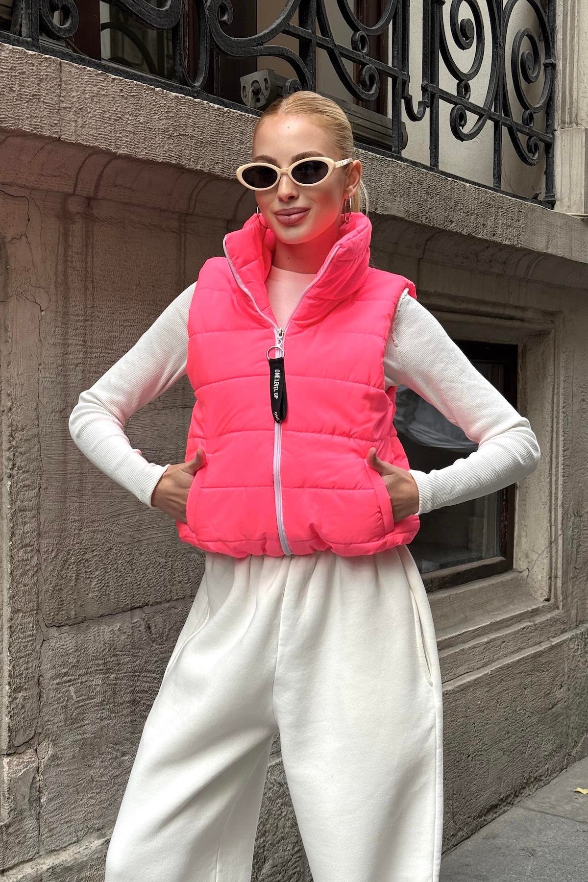 Pembe Sırtı Taş İşlemeli Dik Yaka Kısa Şişme Yelek