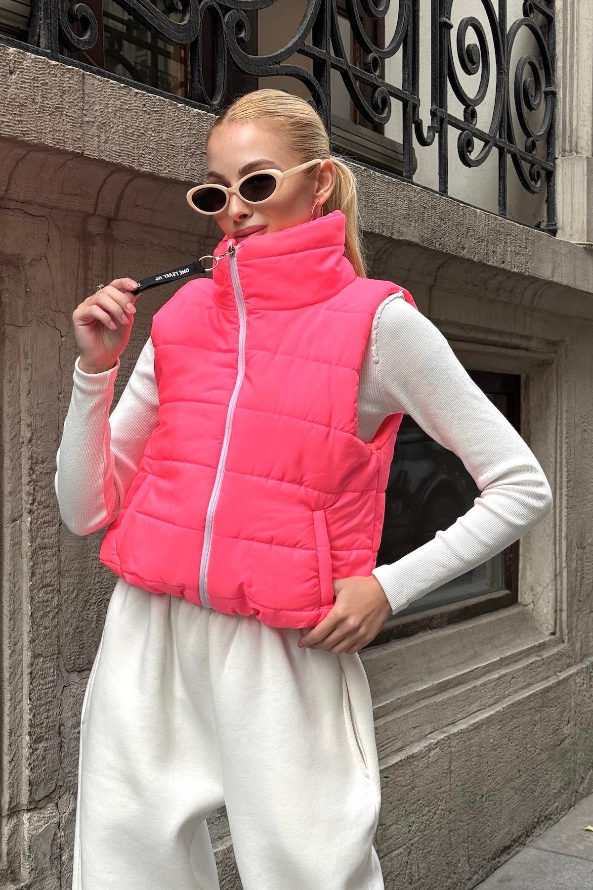 Pembe Sırtı Taş İşlemeli Dik Yaka Kısa Şişme Yelek