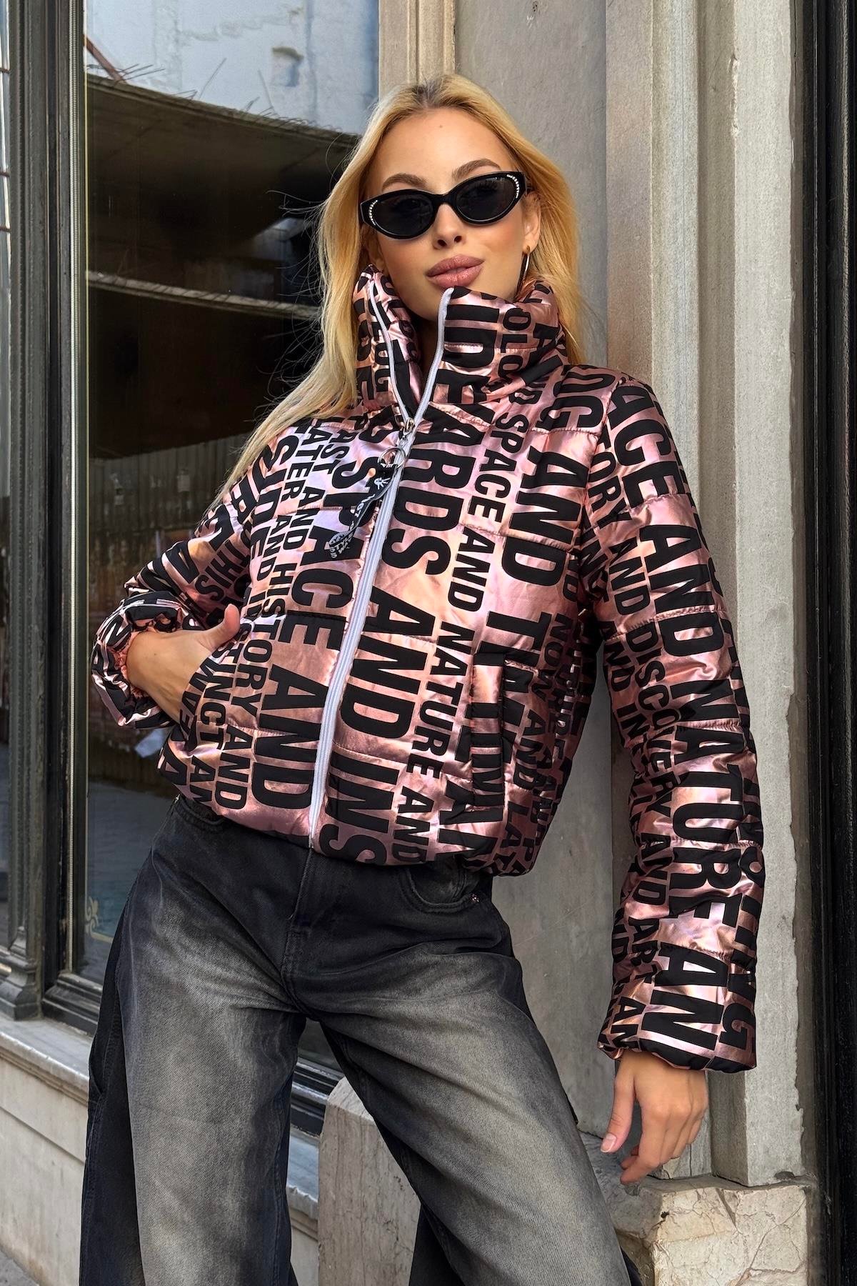 معطف قصير قابل للنفخ مقاوم للماء بياقة قصيرة بلون وردي بياقة قصيرة مقاومة للماء مع حروف زاهية