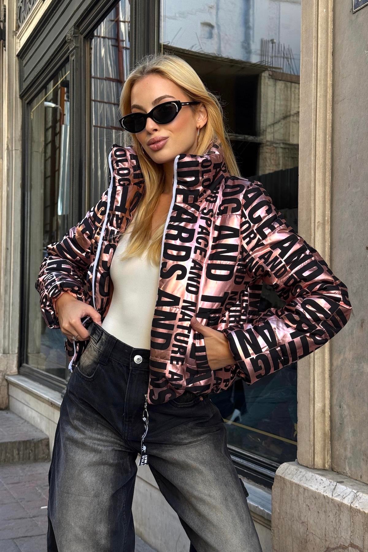 معطف قصير قابل للنفخ مقاوم للماء بياقة قصيرة بلون وردي بياقة قصيرة مقاومة للماء مع حروف زاهية