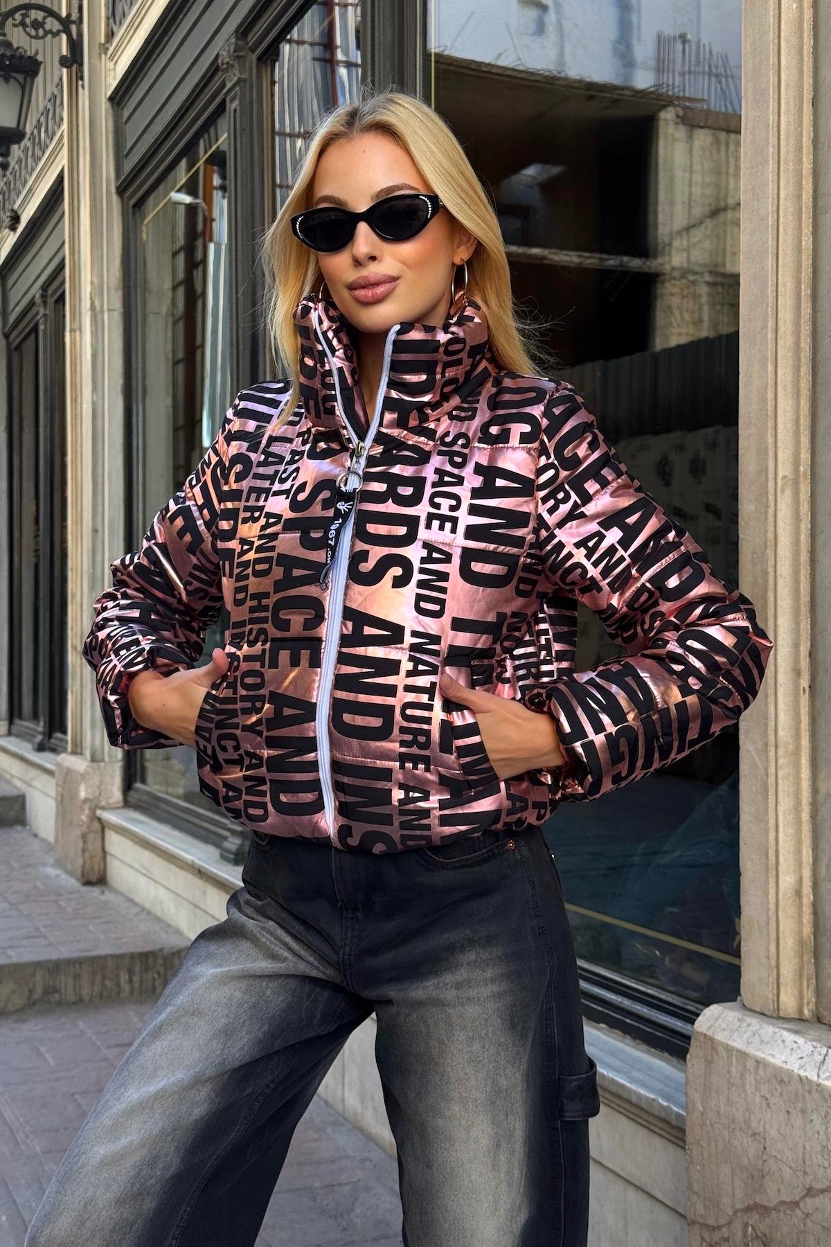 معطف قصير قابل للنفخ مقاوم للماء بياقة قصيرة بلون وردي بياقة قصيرة مقاومة للماء مع حروف زاهية