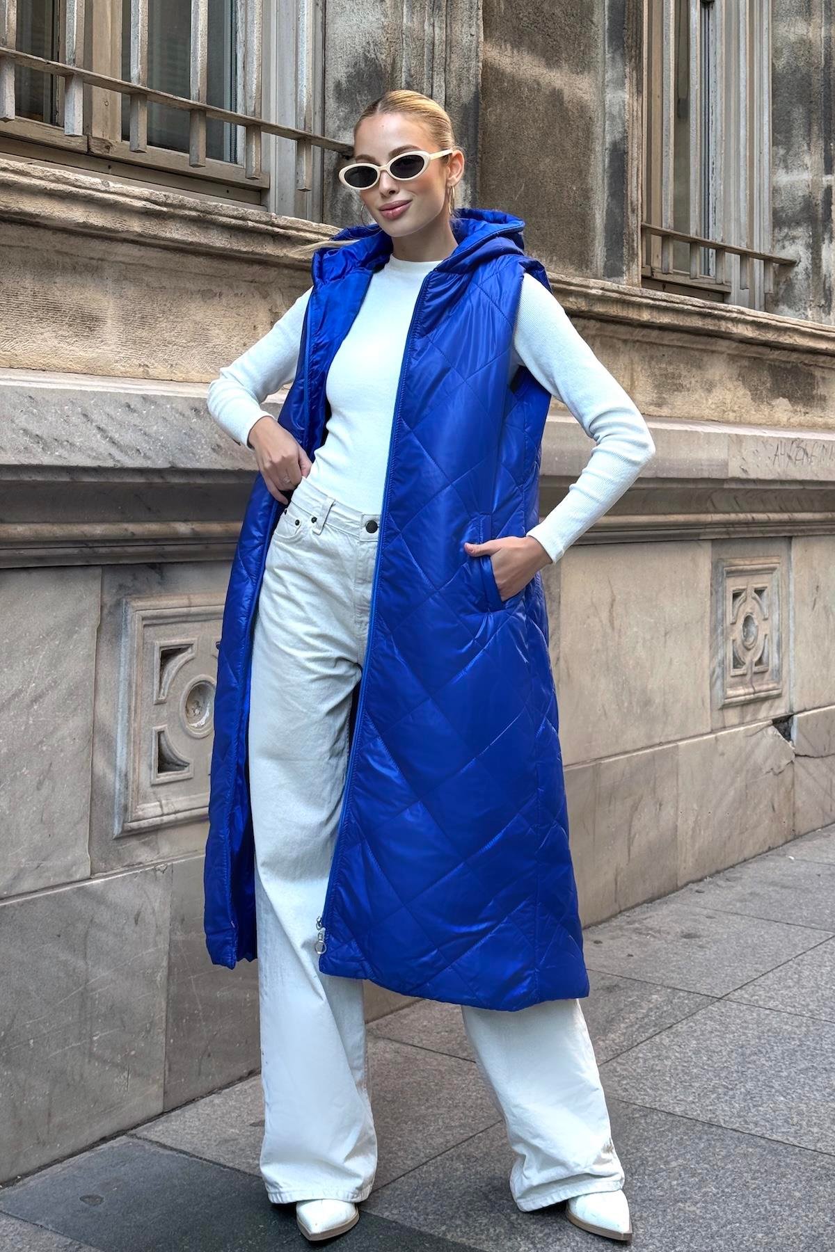 ساكس سترة طويلة منفوخة ذات جيب بغطاء رأس أزرق بغطاء رأس أزرق بنقشة جيب معقوفة