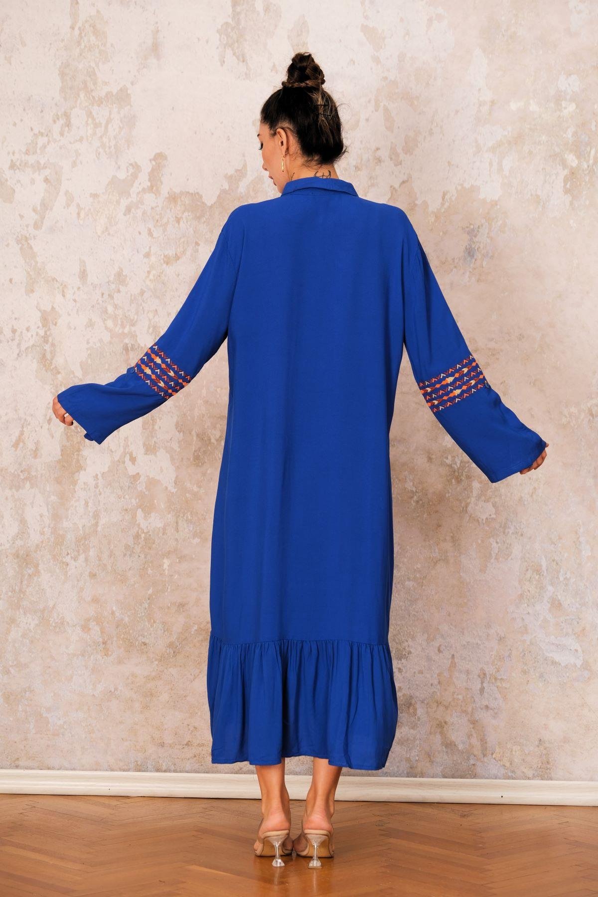 Saks Mavi Önü ve Kolları Nakışlı Etekleri Fırfırlı Uzun Gömlek Elbise