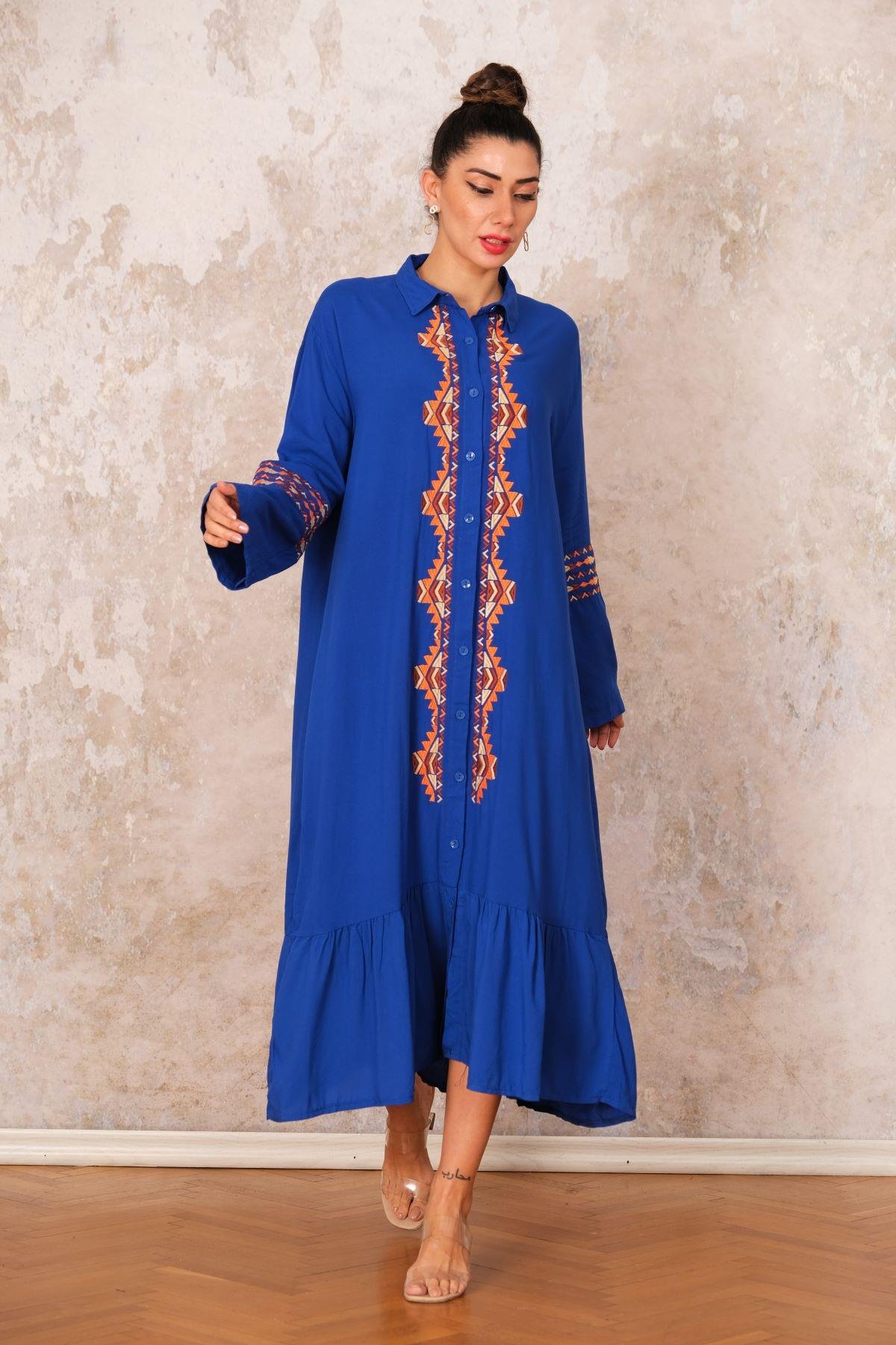 Saks Mavi Önü ve Kolları Nakışlı Etekleri Fırfırlı Uzun Gömlek Elbise