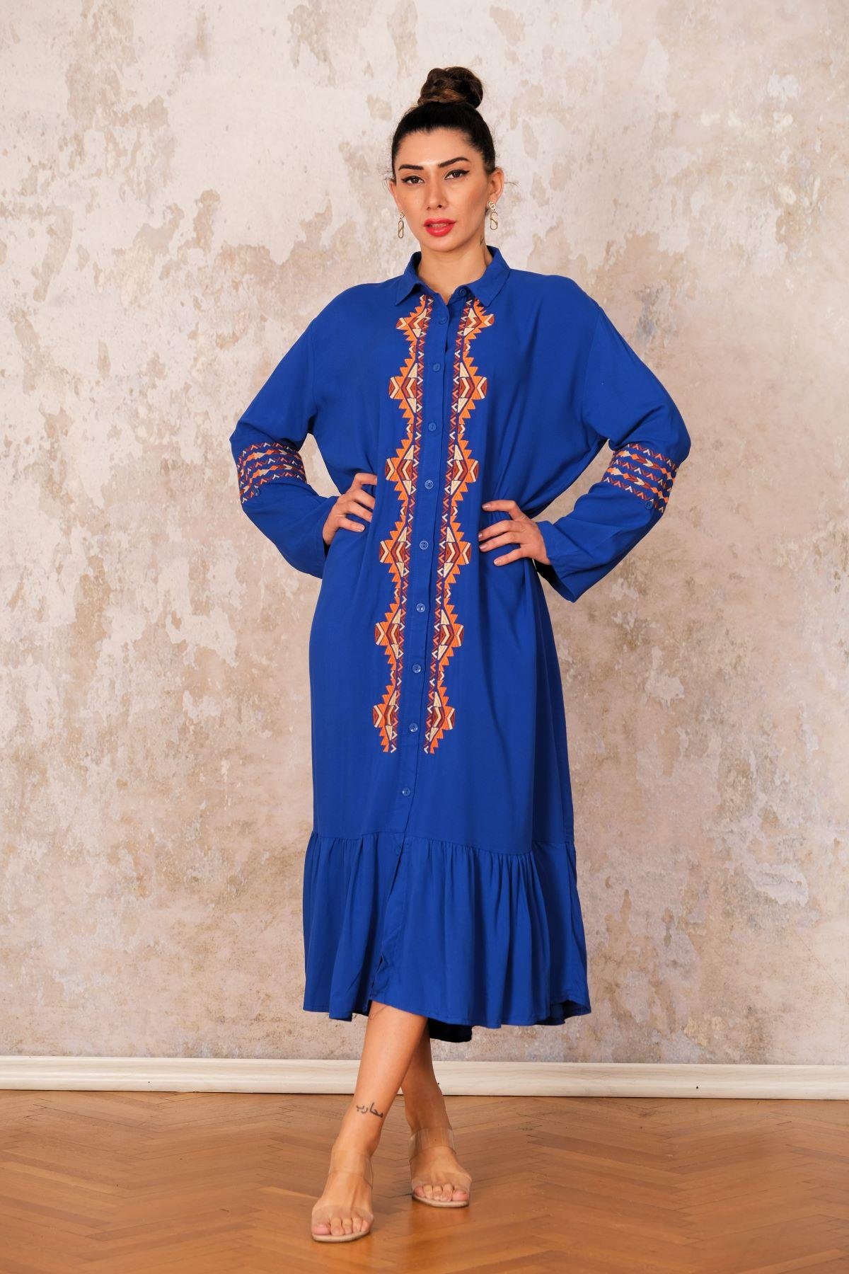 Saks Mavi Önü ve Kolları Nakışlı Etekleri Fırfırlı Uzun Gömlek Elbise