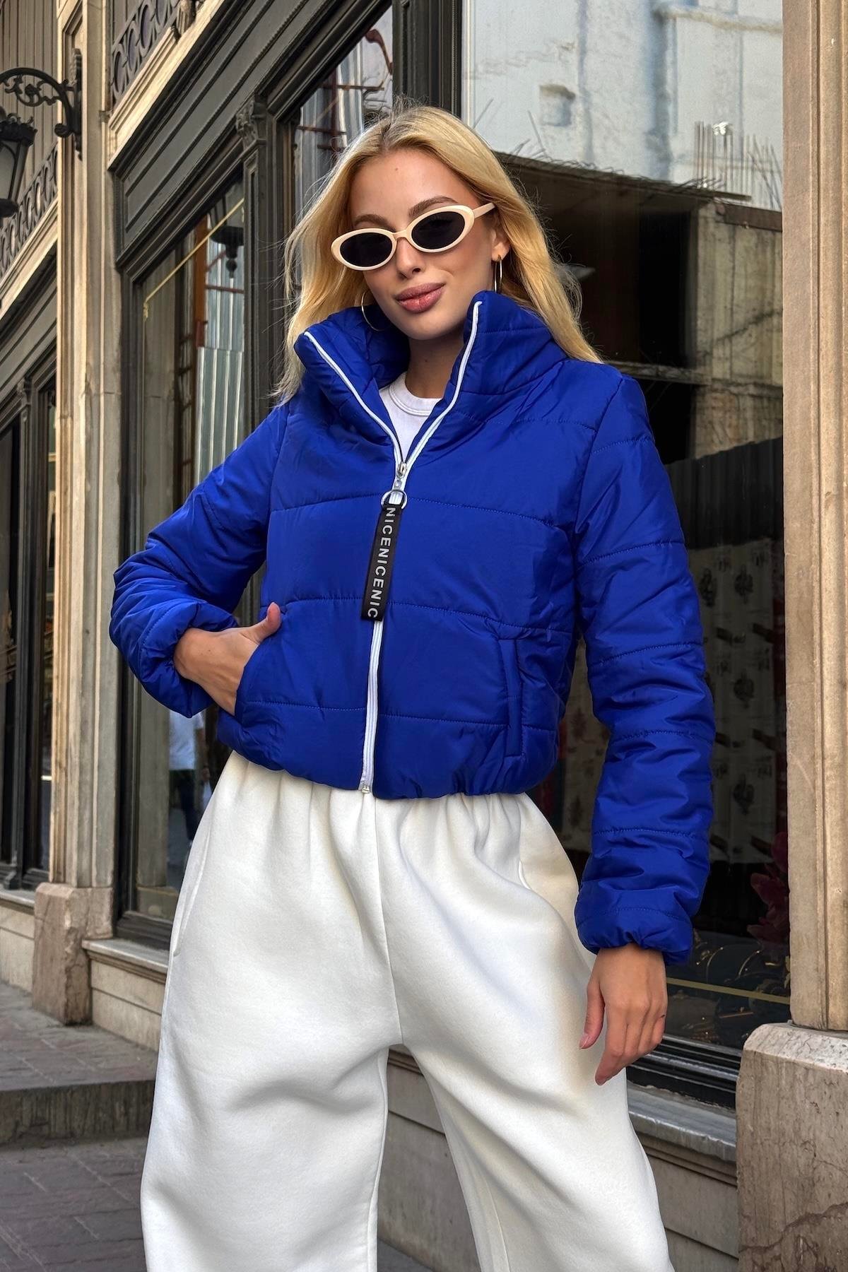 Saks Mavi Sırtı Taş Baskılı Dik Yaka Kısa Şişme Mont