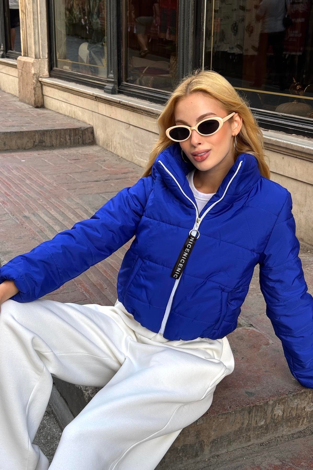 Saks Mavi Sırtı Taş Baskılı Dik Yaka Kısa Şişme Mont