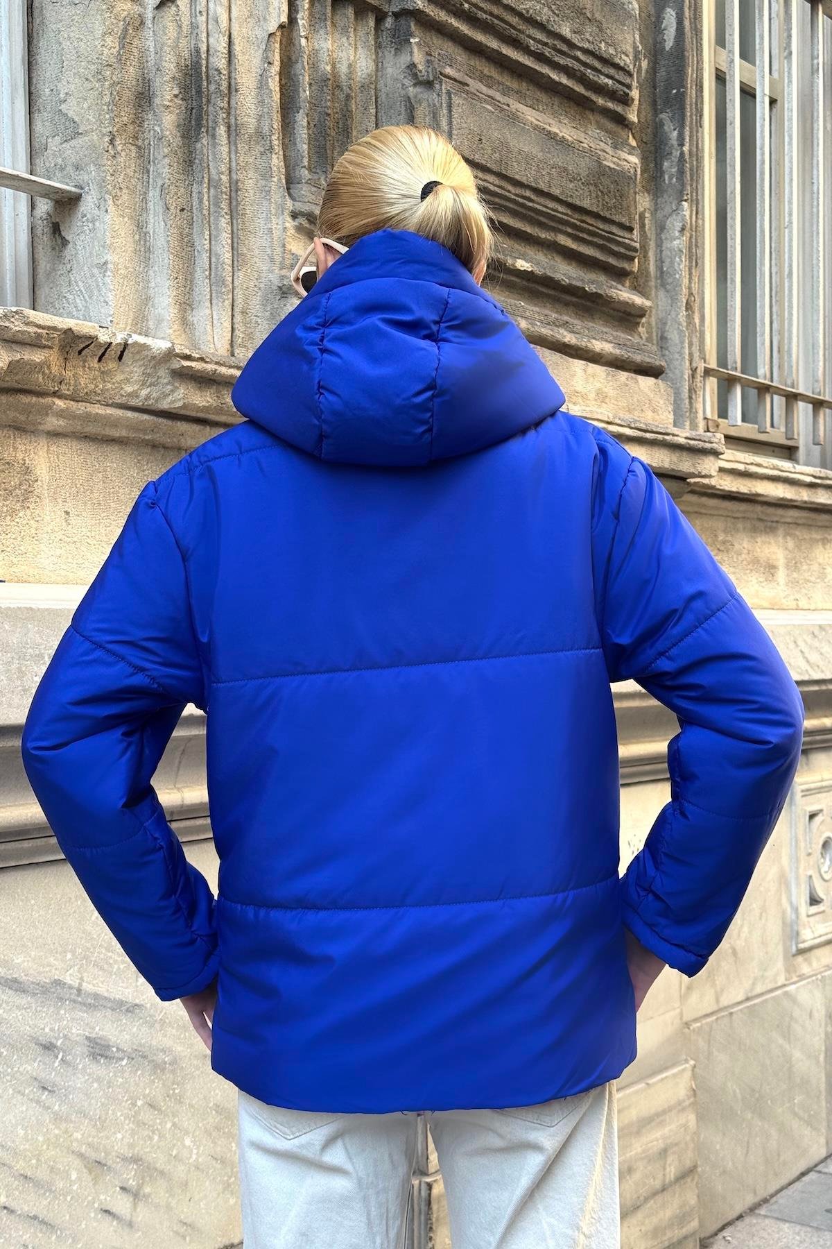 ساكس معطف قابل للنفخ بغطاء رأس أزرق مقاوم للماء بغطاء رأس أزرق