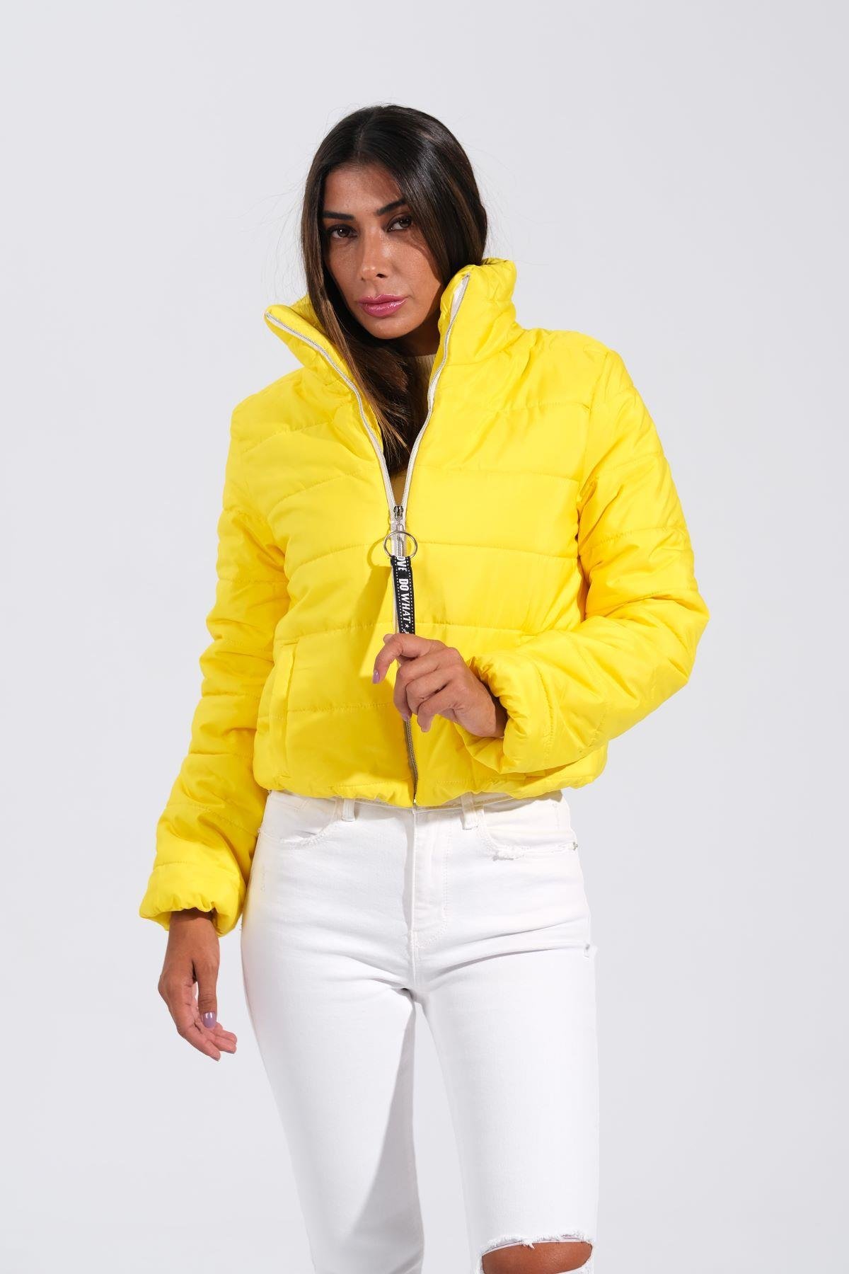 Sarı Sırtı Taş Baskılı Dik Yaka Kısa Şişme Mont