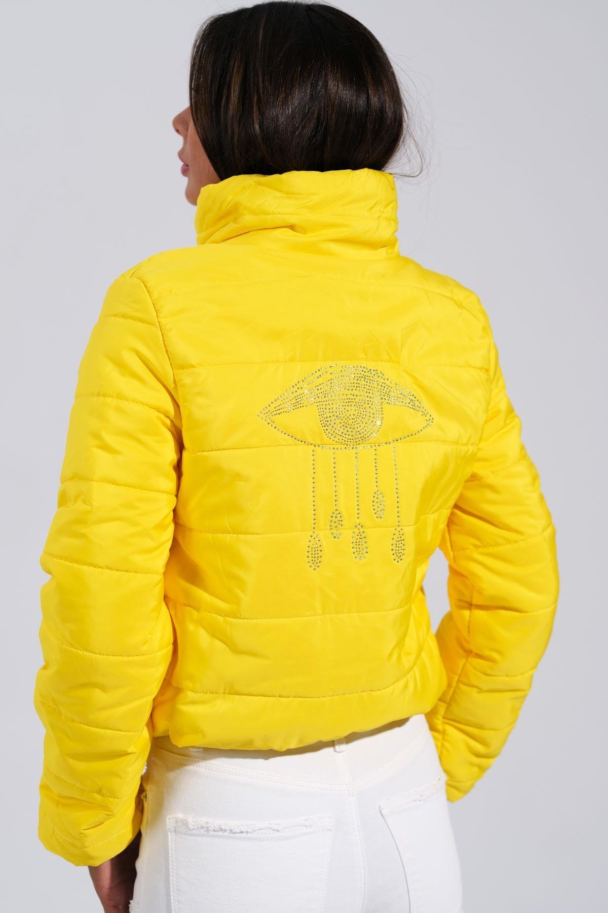 Sarı Sırtı Taş Baskılı Dik Yaka Kısa Şişme Mont