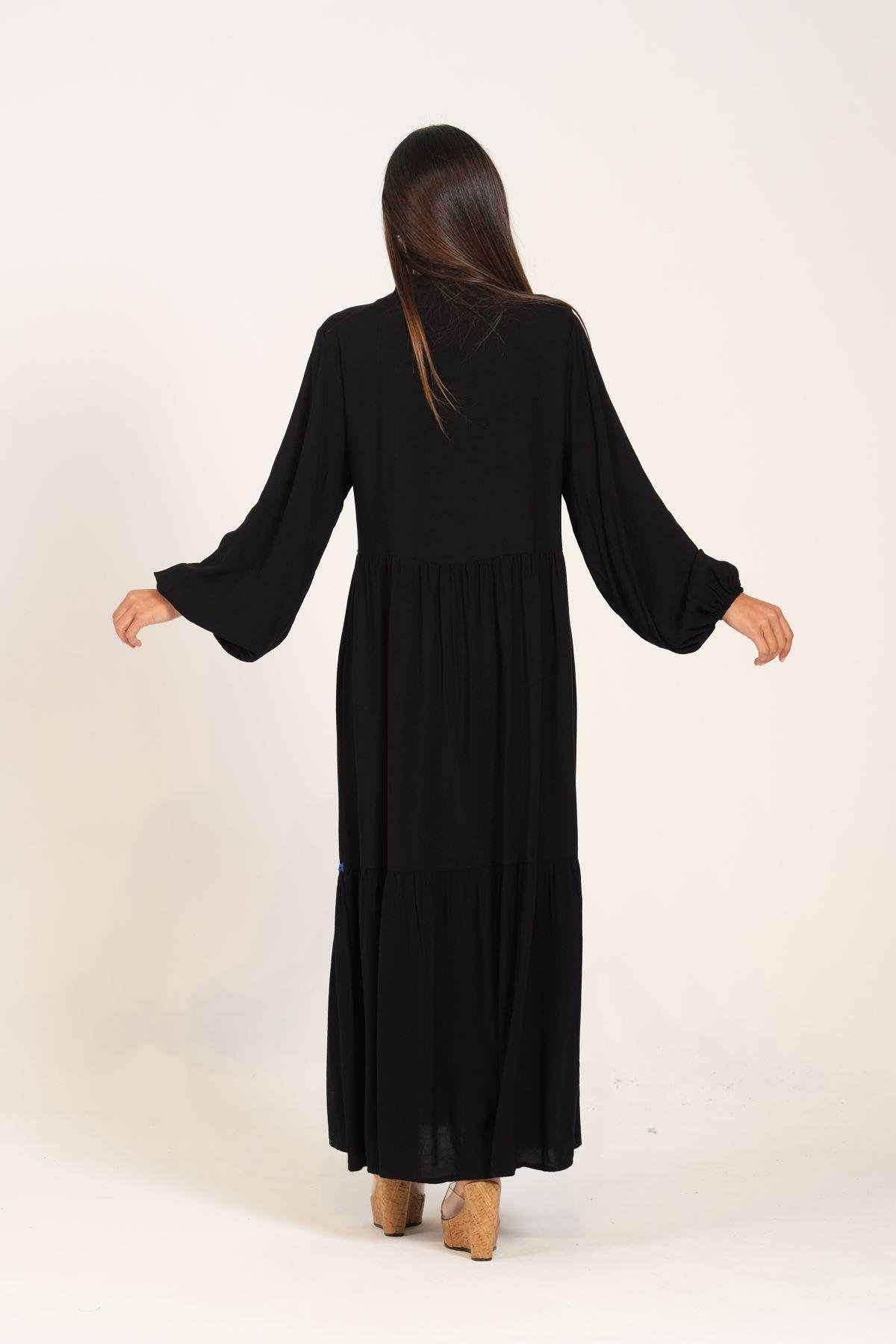 Siyah Balon Kollu Önü Nakışlı Püsküllü Eteği Kat Kat Uzun Elbise