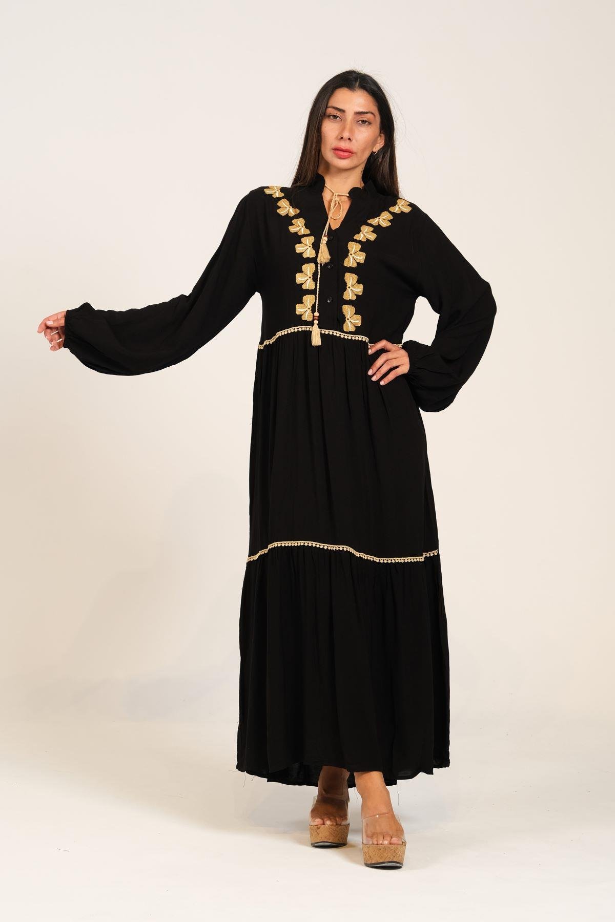 Siyah Balon Kollu Önü Yonca Nakışlı Püsküllü Eteği Kat Kat Uzun Elbise