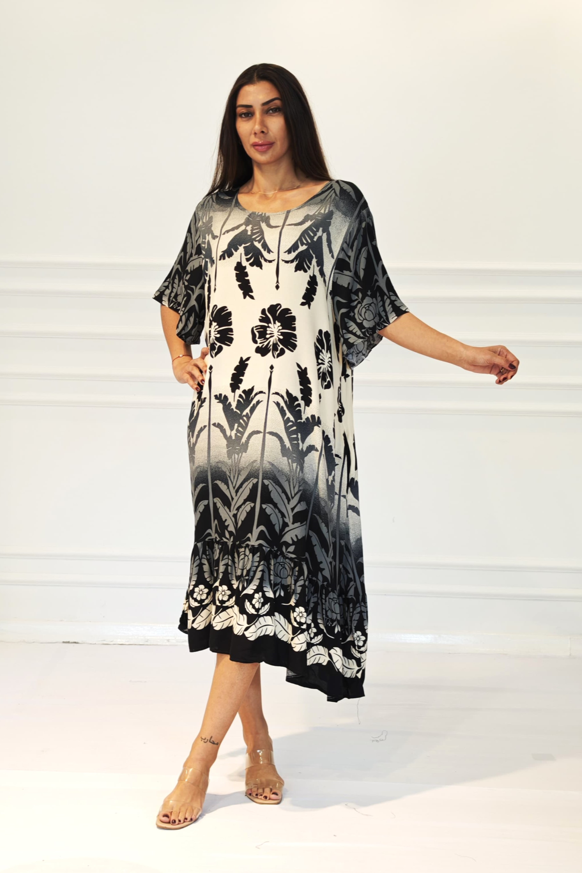 Siyah Çiçekli Kayık Yaka Cepli Etekleri Fırıfırlı Midi Elbise