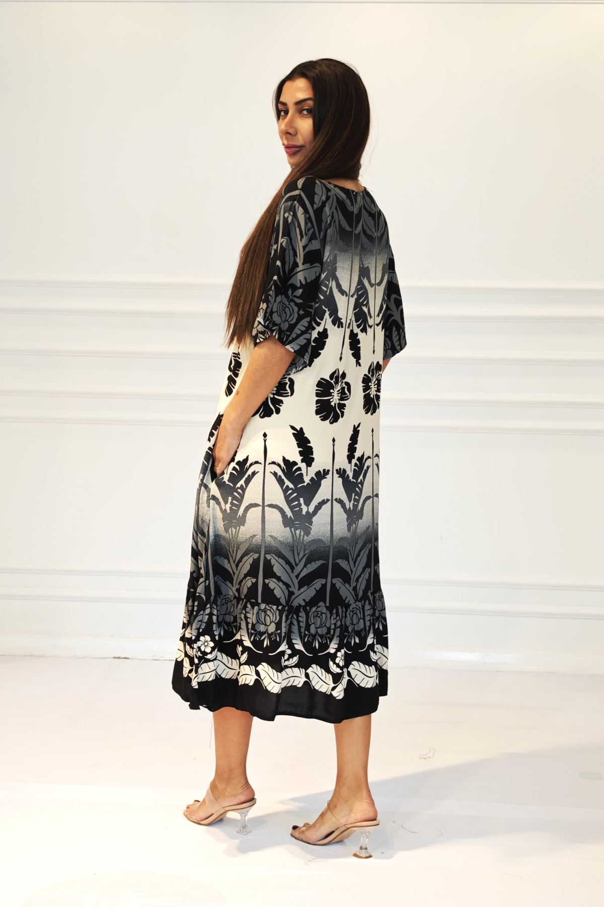 Siyah Çiçekli Kayık Yaka Cepli Etekleri Fırıfırlı Midi Elbise