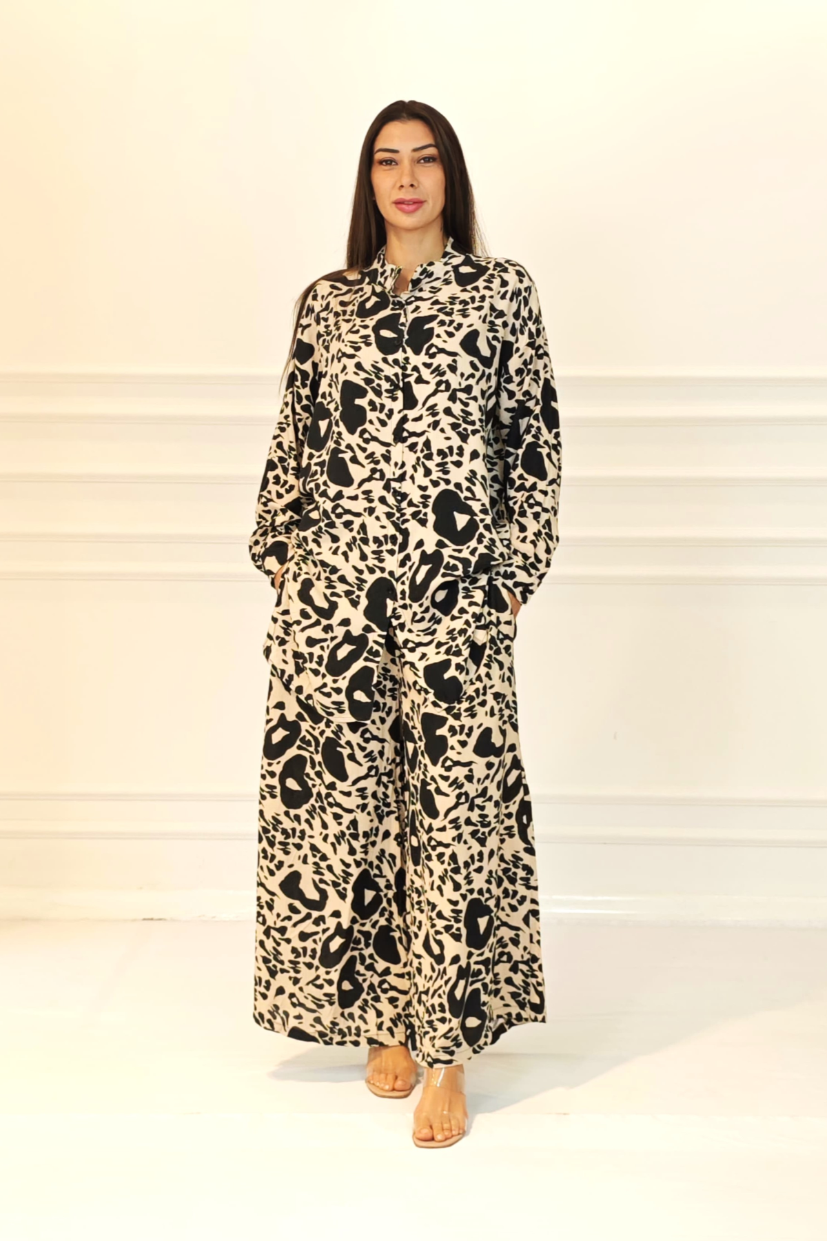 Siyah Desenli Dik Yaka Kolu Apoletli Cepli Gömlek Pantolon Takım