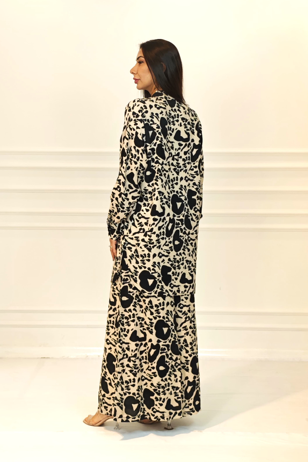 Siyah Desenli Dik Yaka Kolu Apoletli Cepli Gömlek Pantolon Takım