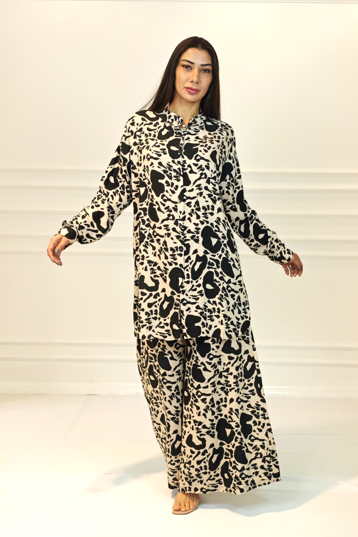 Siyah Desenli Dik Yaka Kolu Apoletli Cepli Gömlek Pantolon Takım