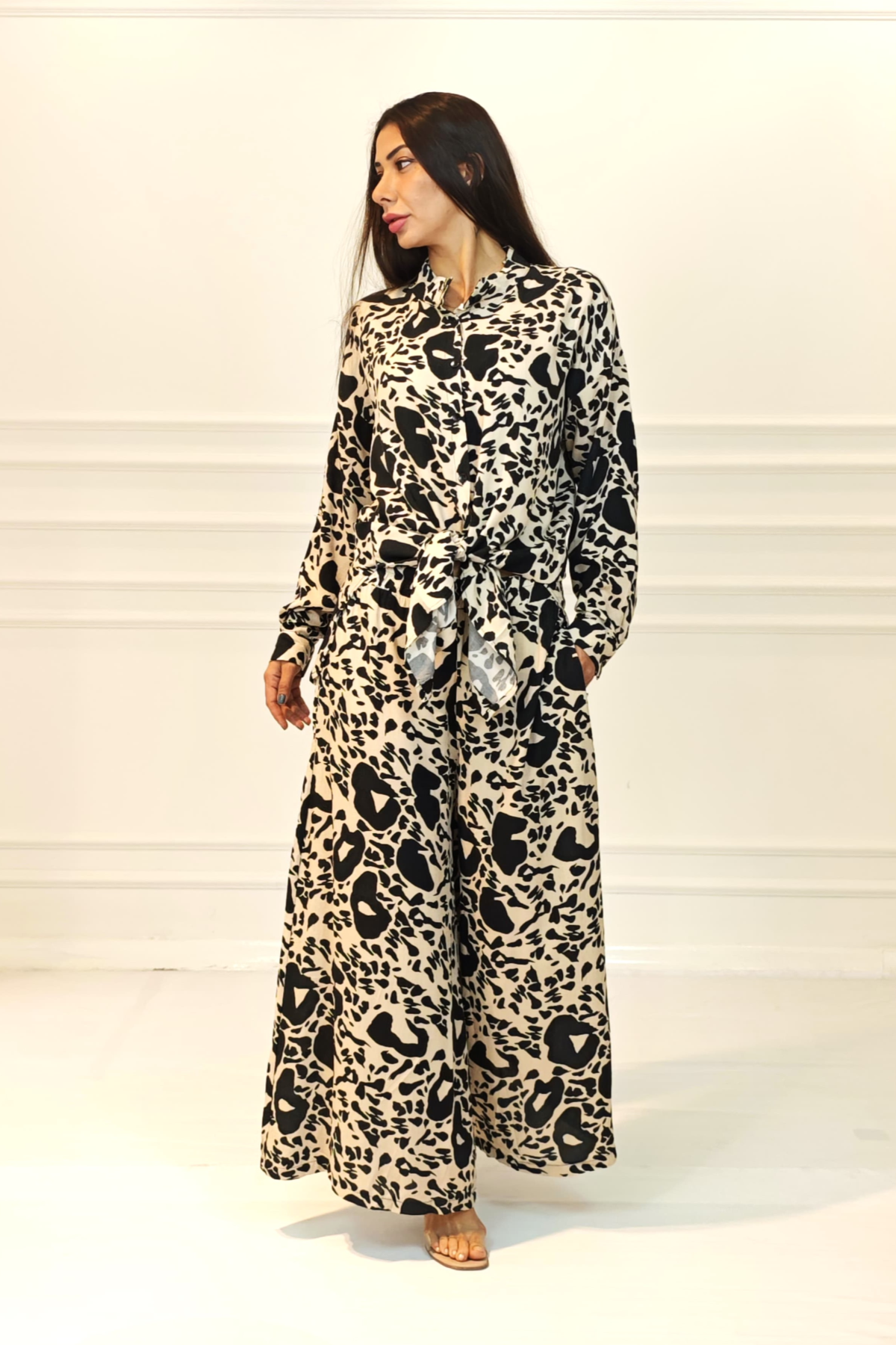 Siyah Desenli Dik Yaka Kolu Apoletli Cepli Gömlek Pantolon Takım