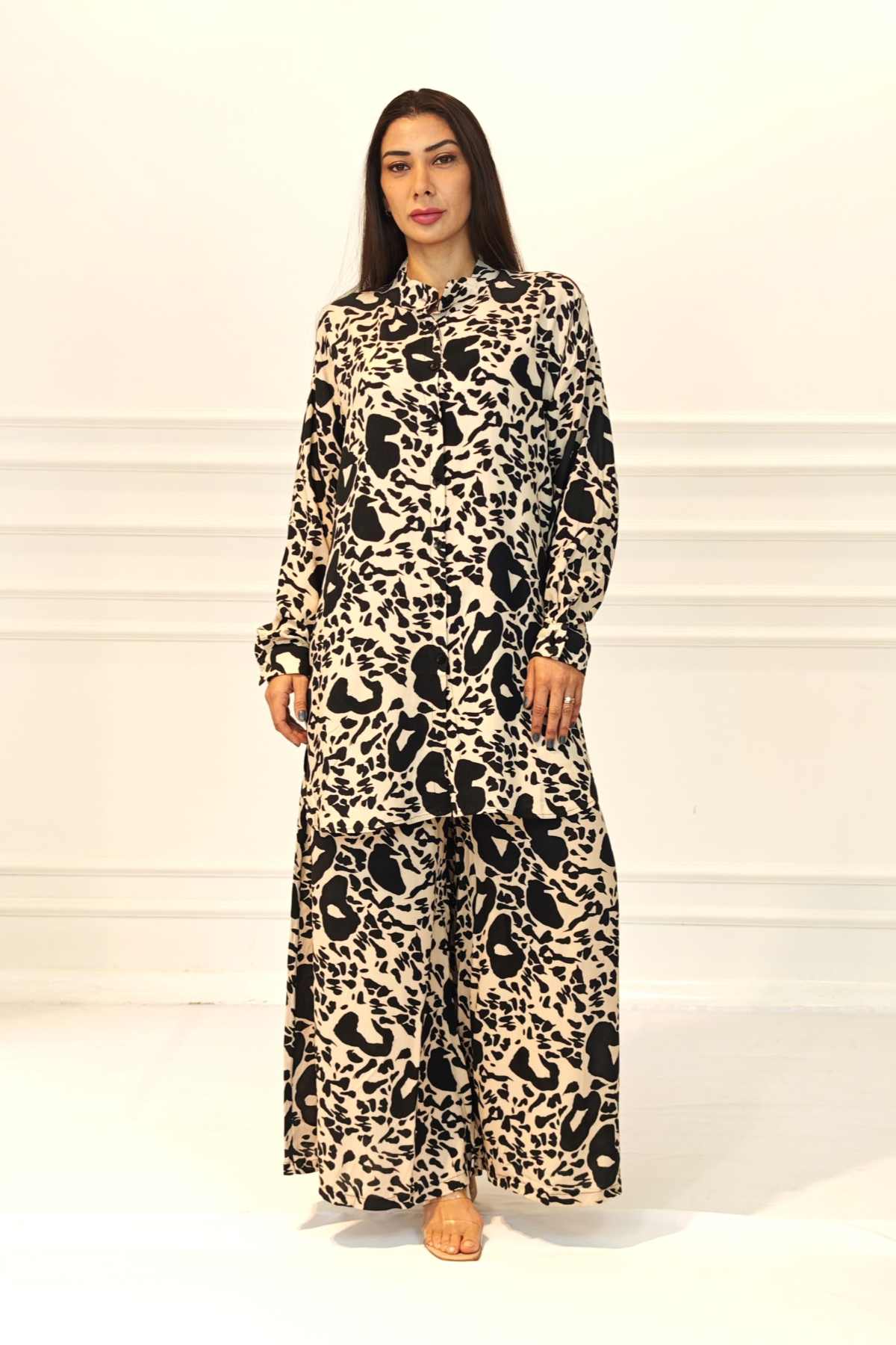 Siyah Desenli Dik Yaka Kolu Apoletli Cepli Gömlek Pantolon Takım