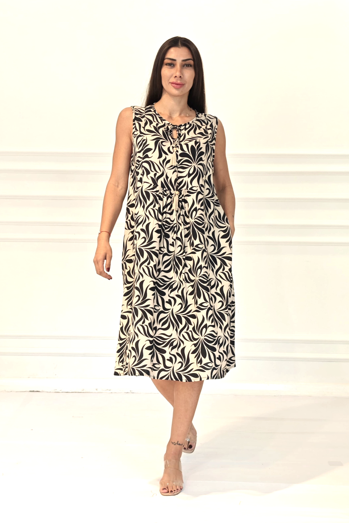 Siyah Desenli Kolsuz Boncuk Detaylı Cepli Midi Elbise