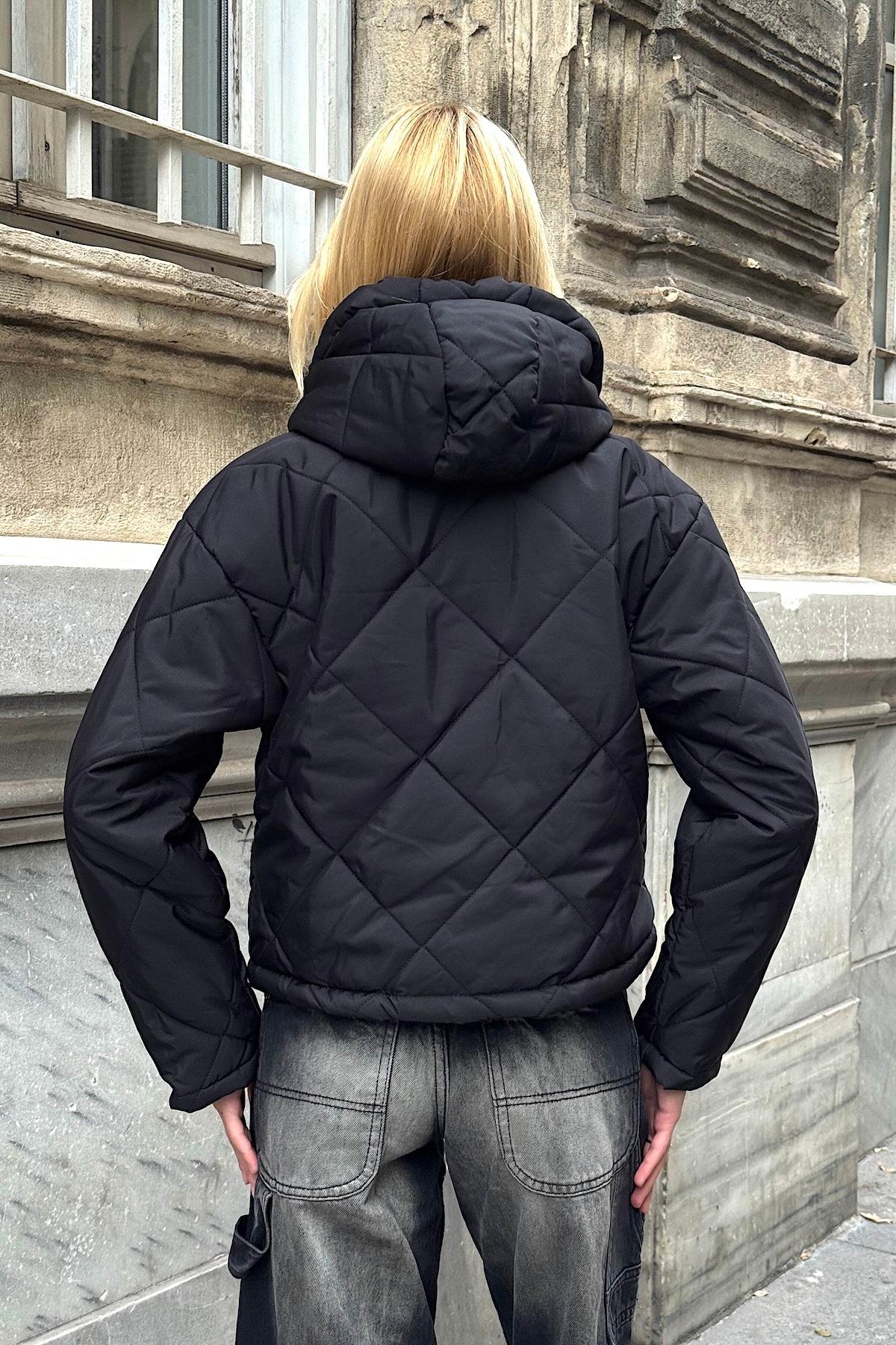 معطف أسود بقلنسوة قصير قابل للنفخ بقلنسوة مع أكمام بسحاب