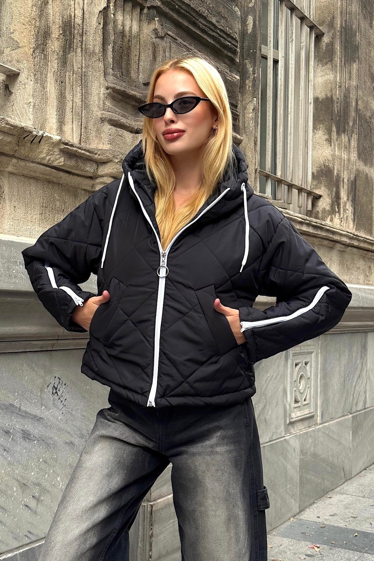 معطف أسود بقلنسوة قصير قابل للنفخ بقلنسوة مع أكمام بسحاب