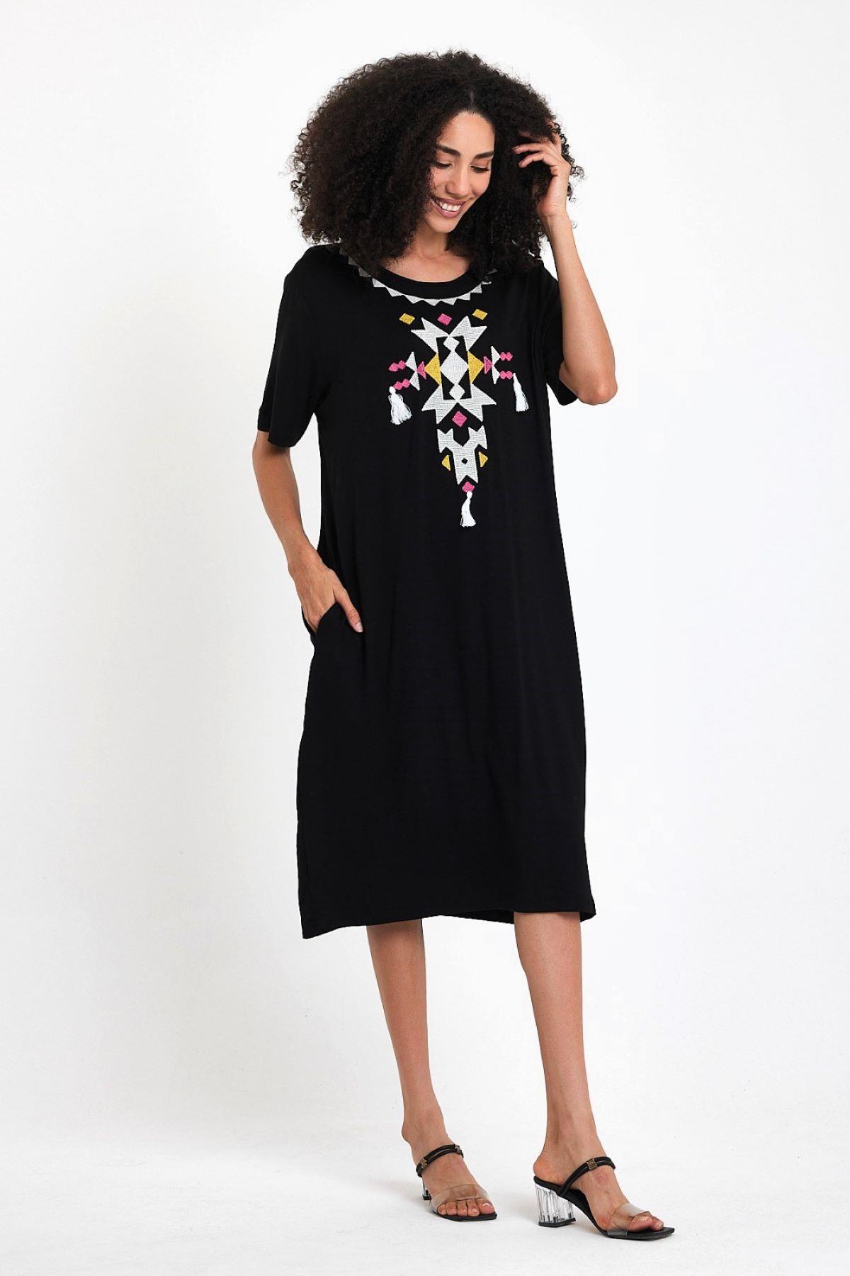 Siyah Kayık Yaka Nakışlı Püsküllü Cepli Penye Midi Elbise