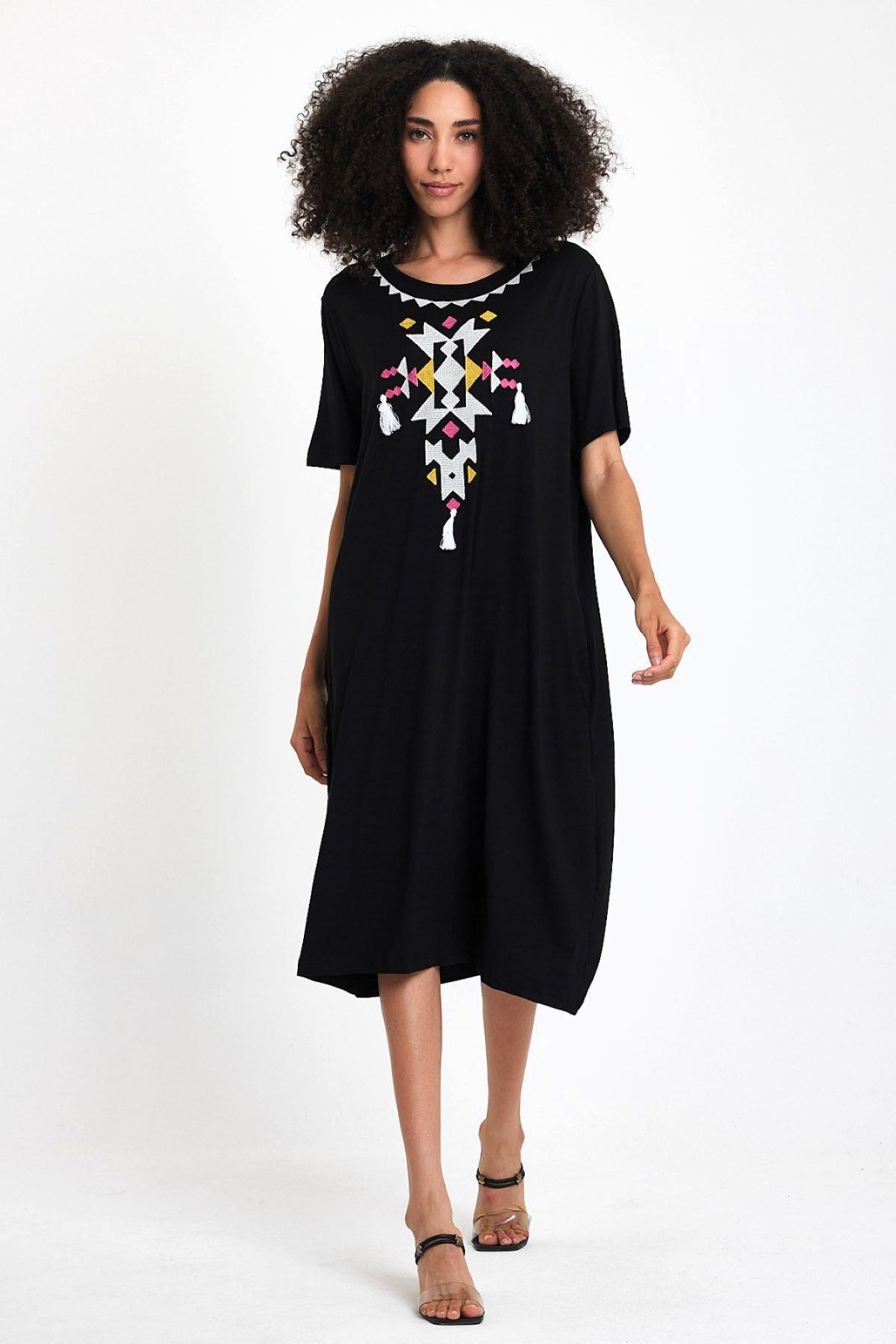 Siyah Kayık Yaka Nakışlı Püsküllü Cepli Penye Midi Elbise