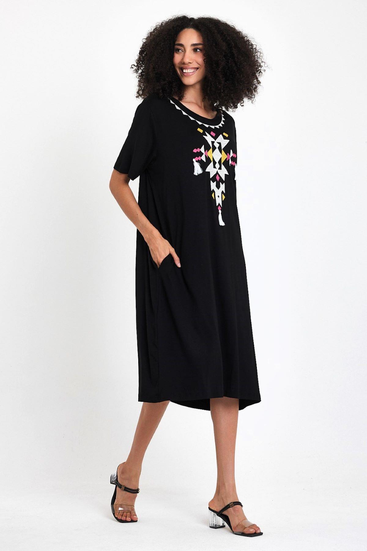 Siyah Kayık Yaka Nakışlı Püsküllü Cepli Penye Midi Elbise