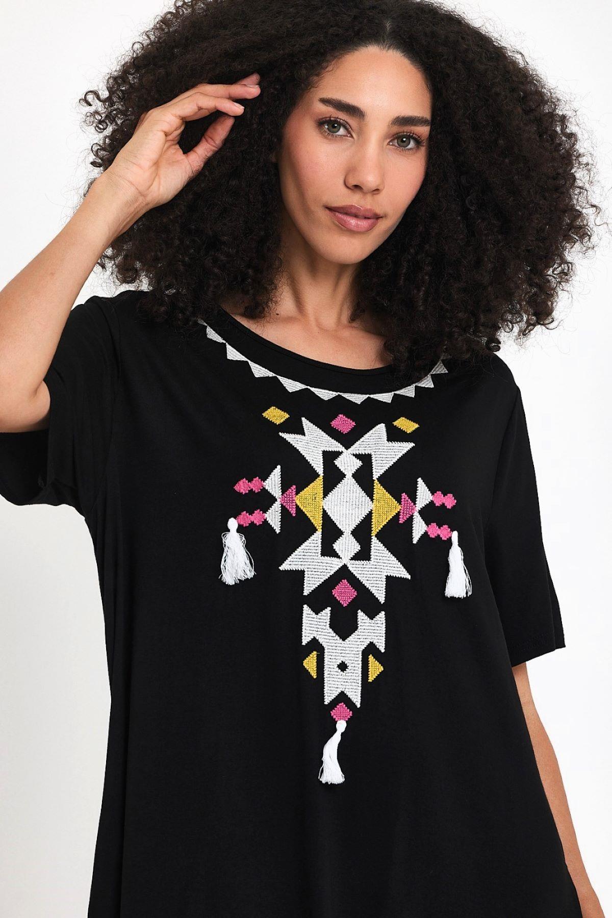 Siyah Kayık Yaka Nakışlı Püsküllü Cepli Penye Midi Elbise