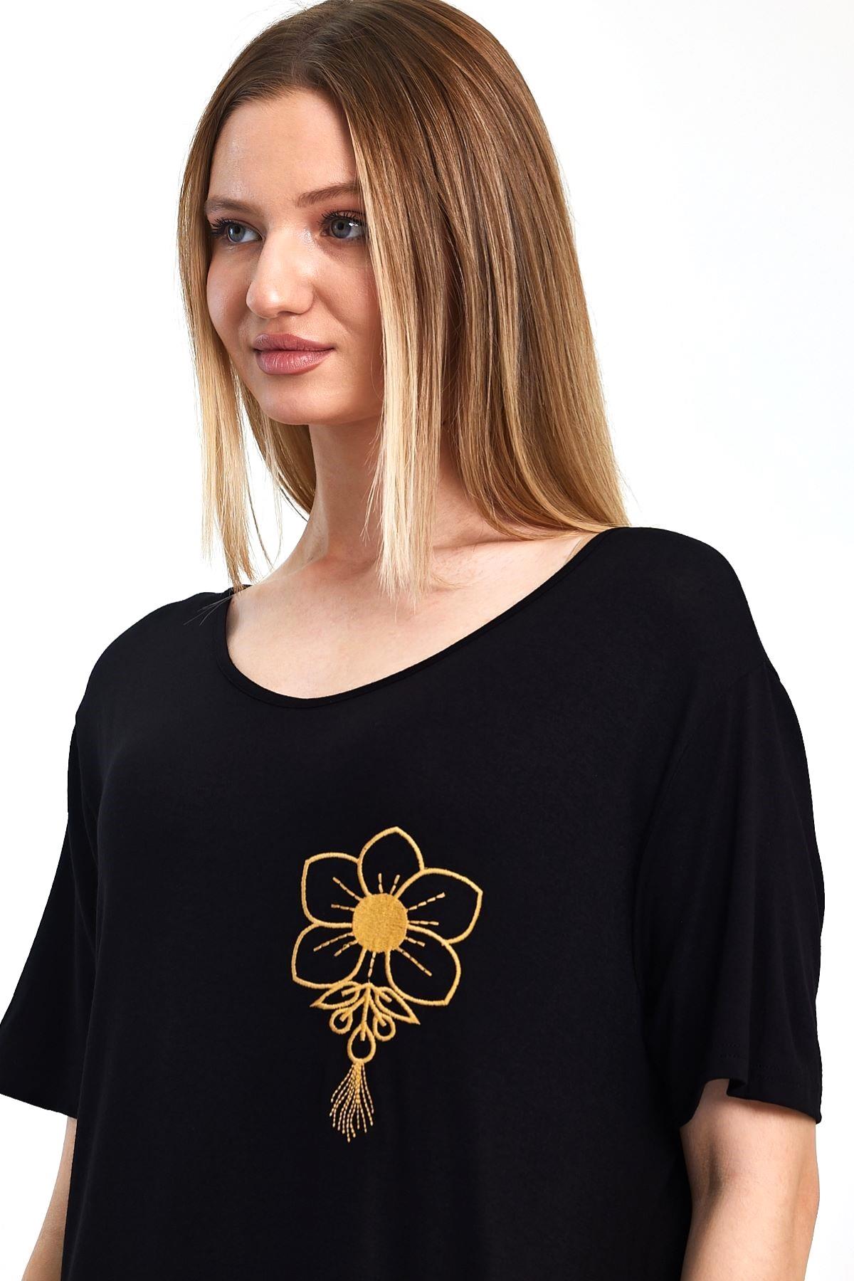 Siyah Kısa Kollu Göğsü ve Sırtı Nakışlı Tül Detaylı Cepli Midi Penye Elbise