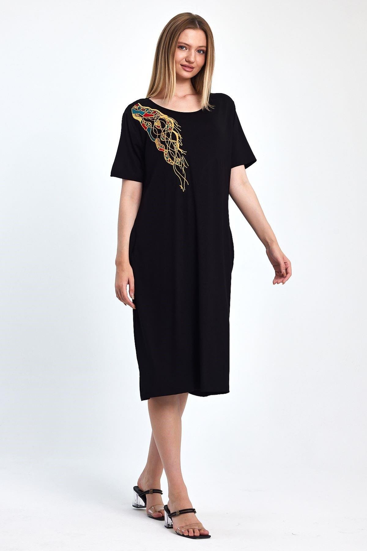 Siyah Kısa Kollu Yakası Gold Nakışlı Cepli Midi Penye Elbise