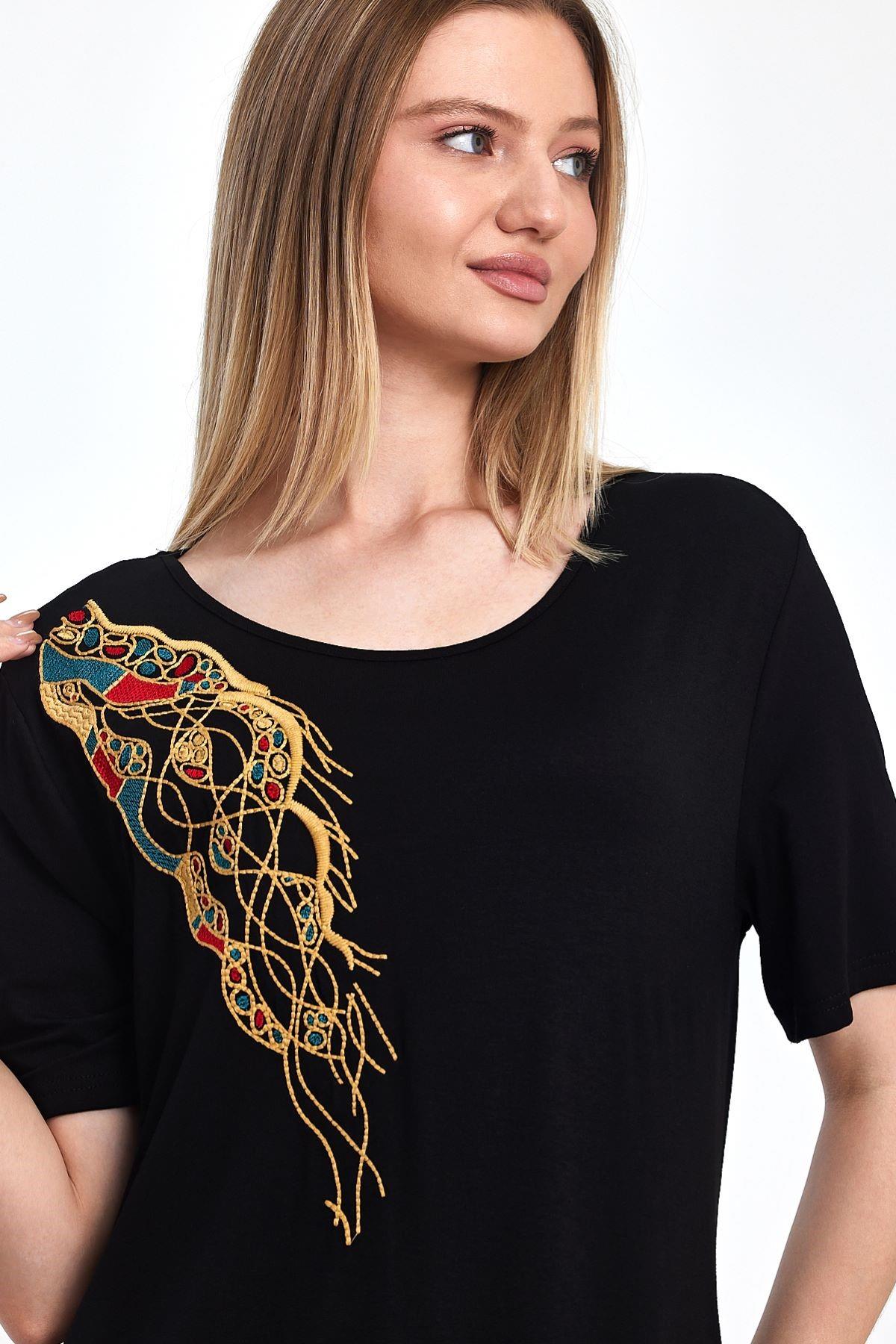 Siyah Kısa Kollu Yakası Gold Nakışlı Cepli Midi Penye Elbise