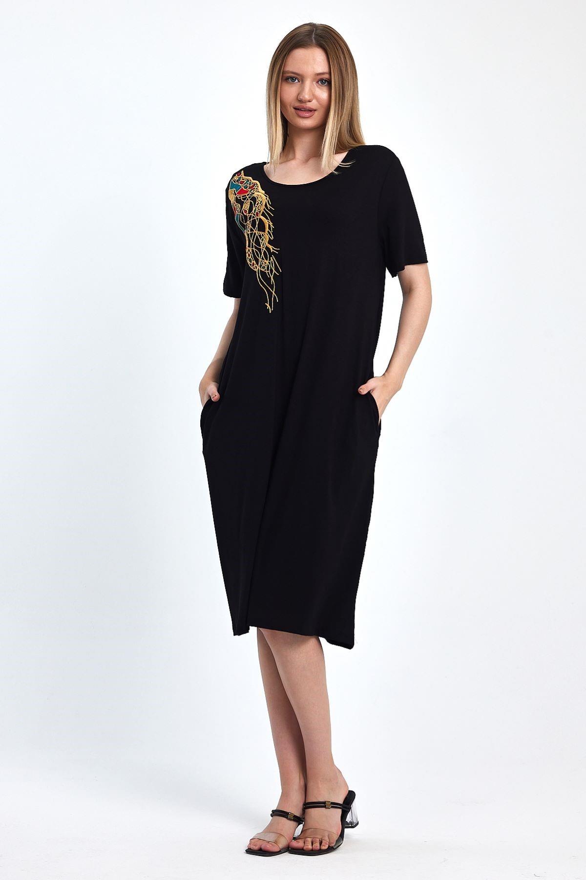 Siyah Kısa Kollu Yakası Gold Nakışlı Cepli Midi Penye Elbise