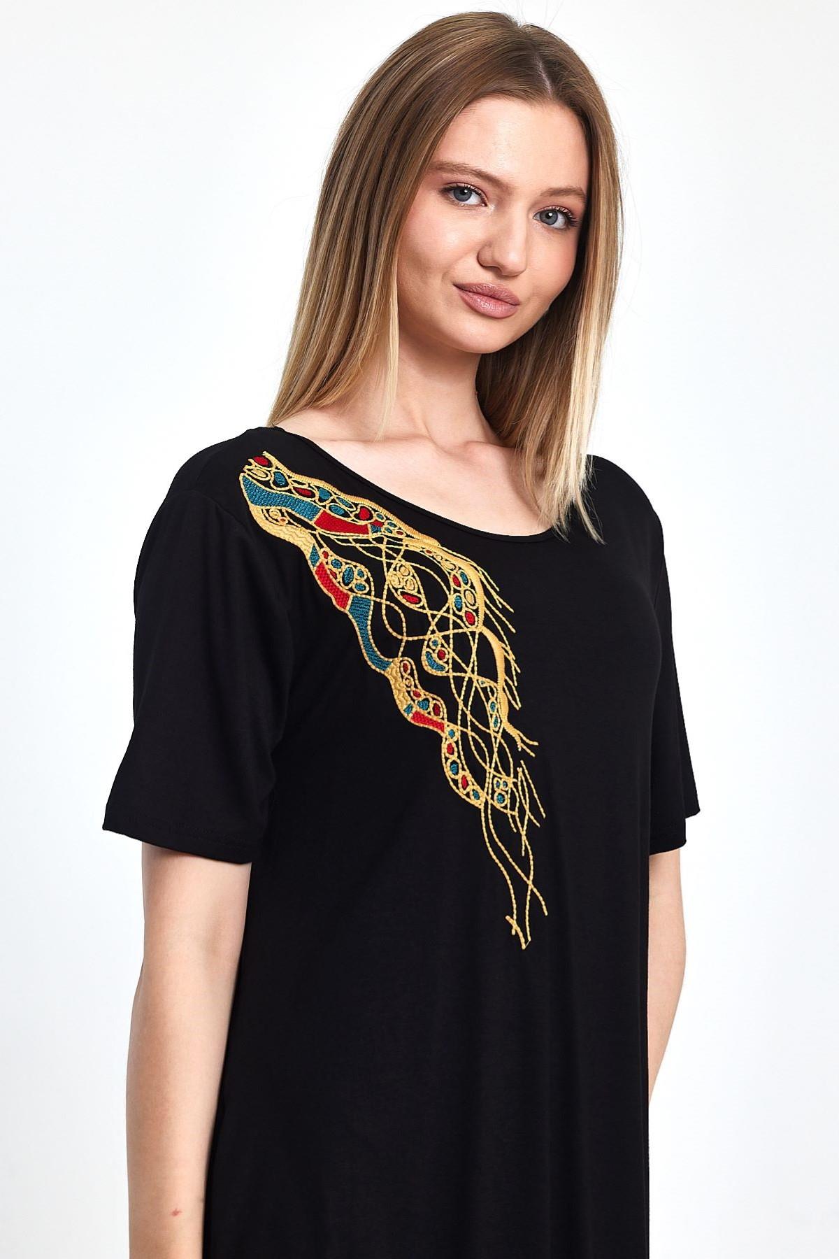 Siyah Kısa Kollu Yakası Gold Nakışlı Cepli Midi Penye Elbise