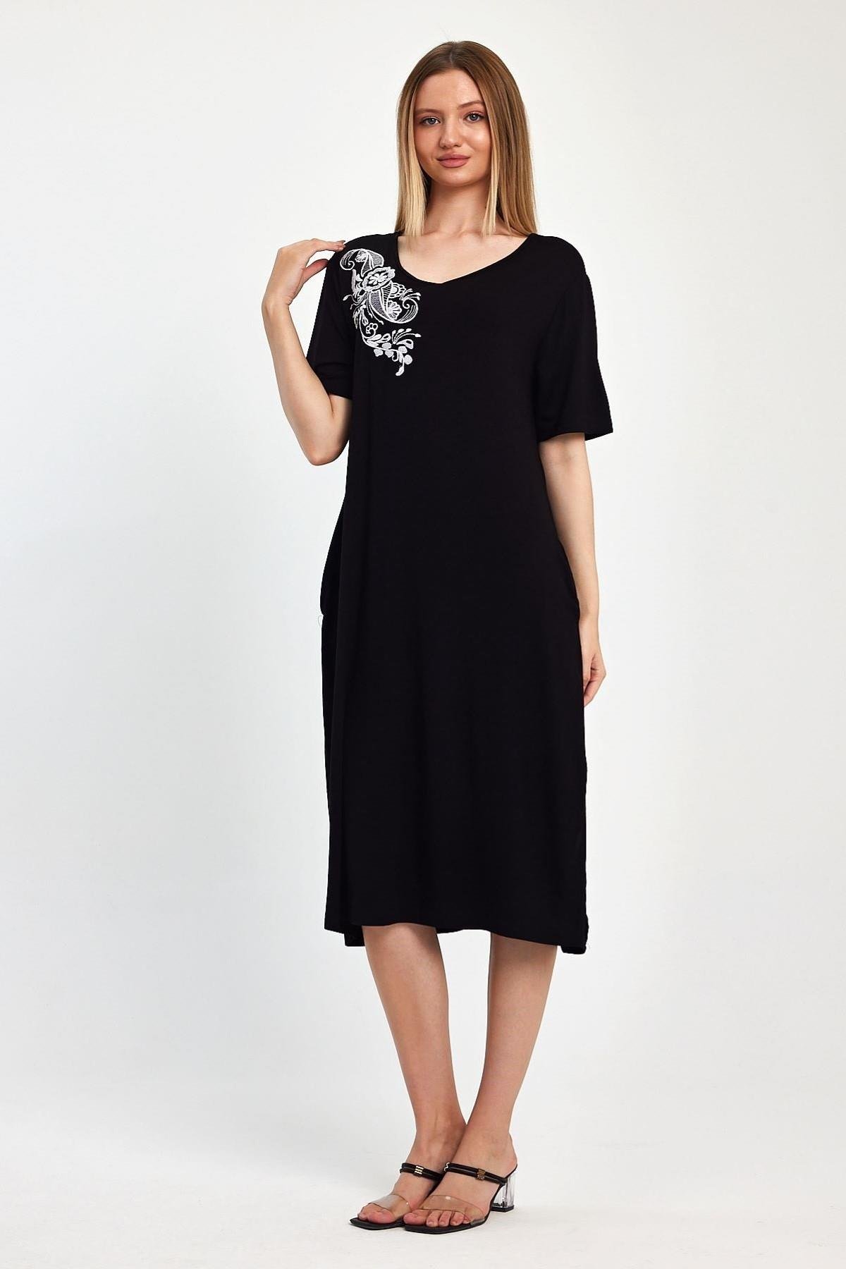 Siyah Kısa Kollu Yakası Nakışlı Cepli Midi Penye Elbise