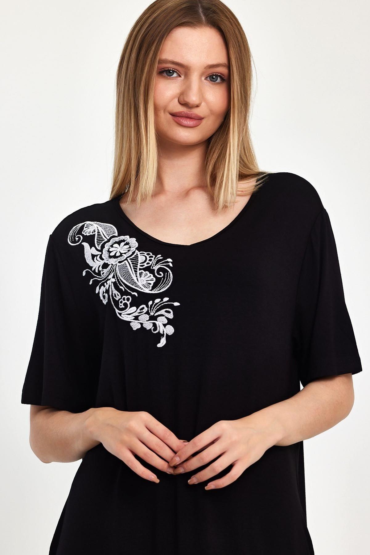 Siyah Kısa Kollu Yakası Nakışlı Cepli Midi Penye Elbise