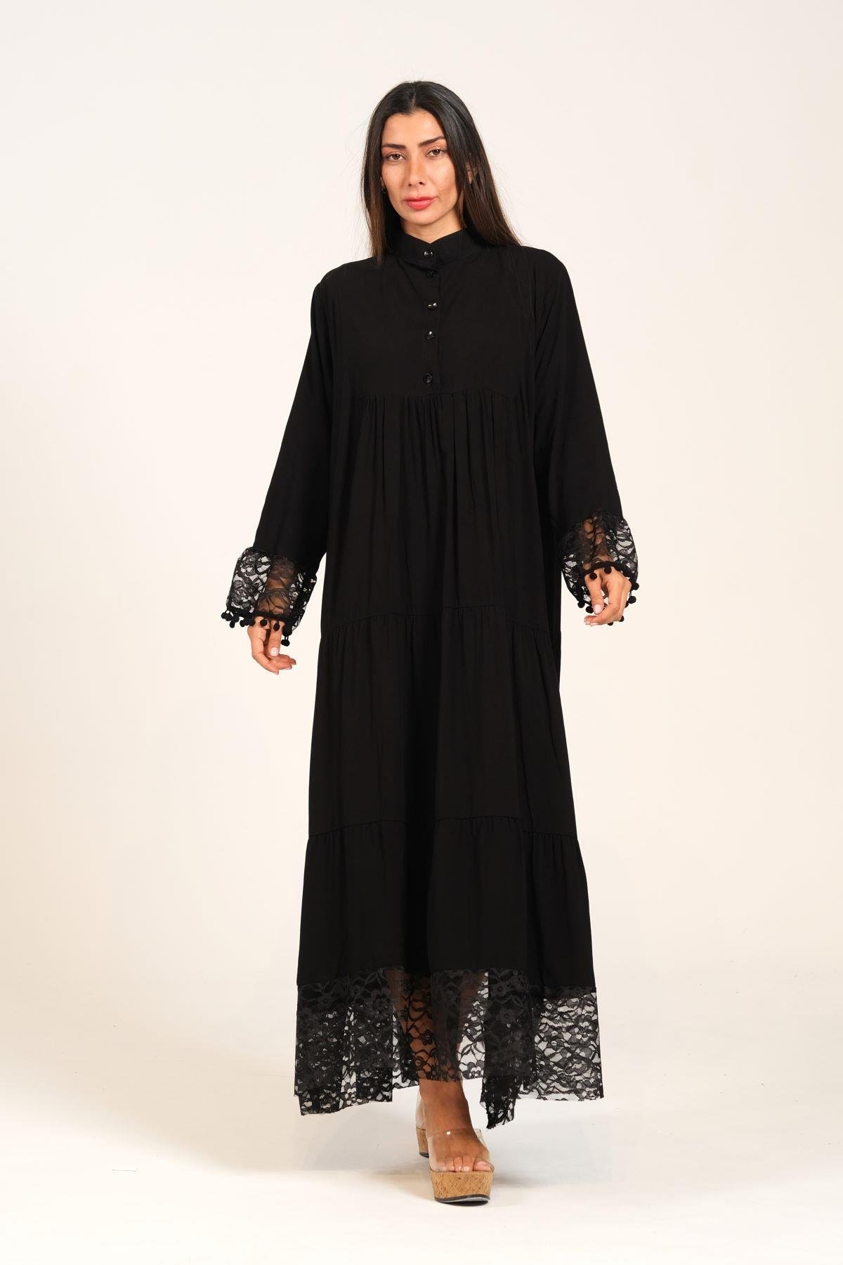 Siyah Kolları ve Eteği Dantelli Önü Düğmeli Eteği Kat Kat Uzun Elbise