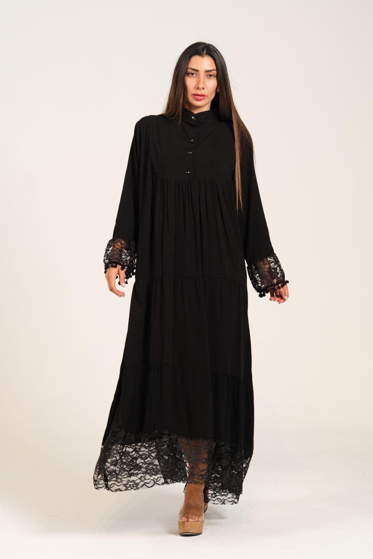 Siyah Kolları ve Eteği Dantelli Önü Düğmeli Eteği Kat Kat Uzun Elbise