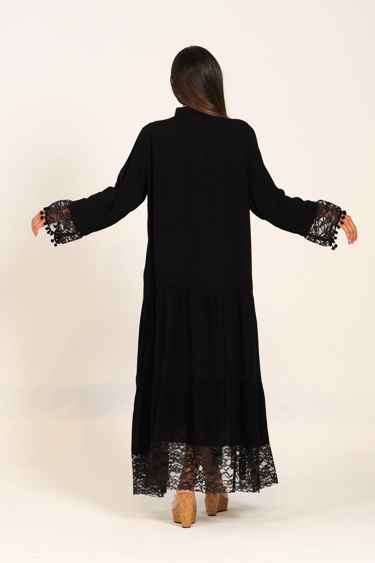 Siyah Kolları ve Eteği Dantelli Önü Düğmeli Eteği Kat Kat Uzun Elbise