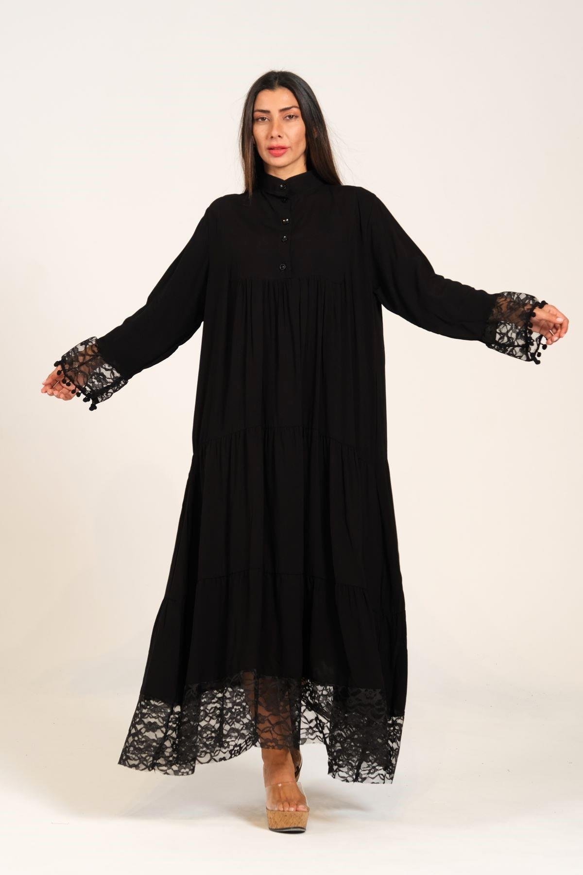 Siyah Kolları ve Eteği Dantelli Önü Düğmeli Eteği Kat Kat Uzun Elbise