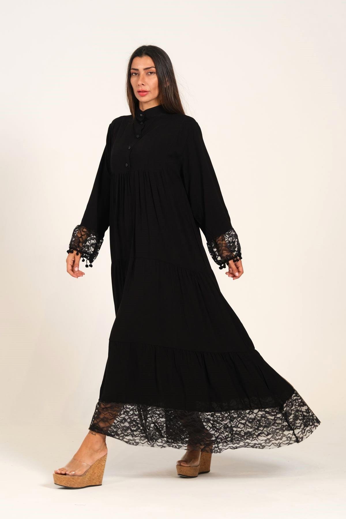 Siyah Kolları ve Eteği Dantelli Önü Düğmeli Eteği Kat Kat Uzun Elbise